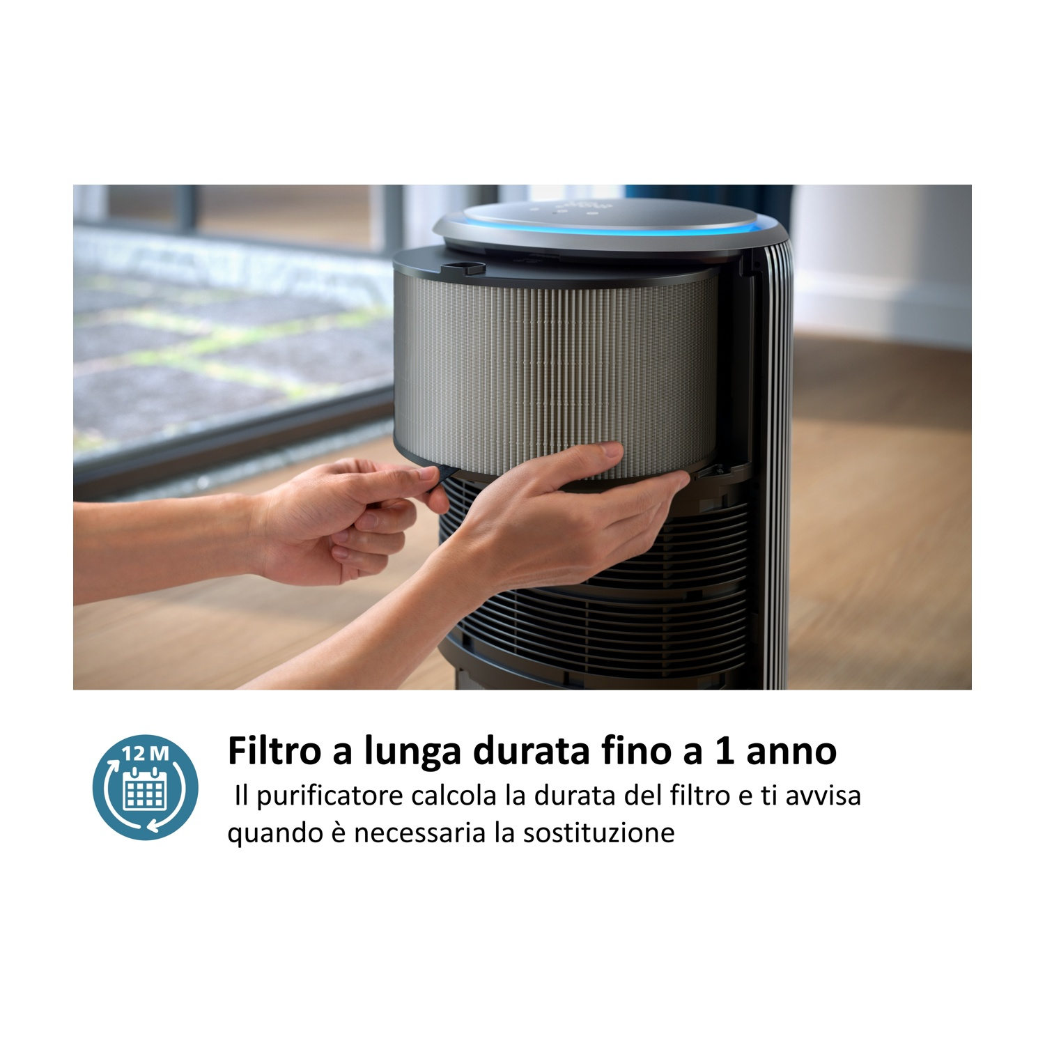 Persona che cambia filtro purificatore aria. Filtro dura fino a 1 anno.