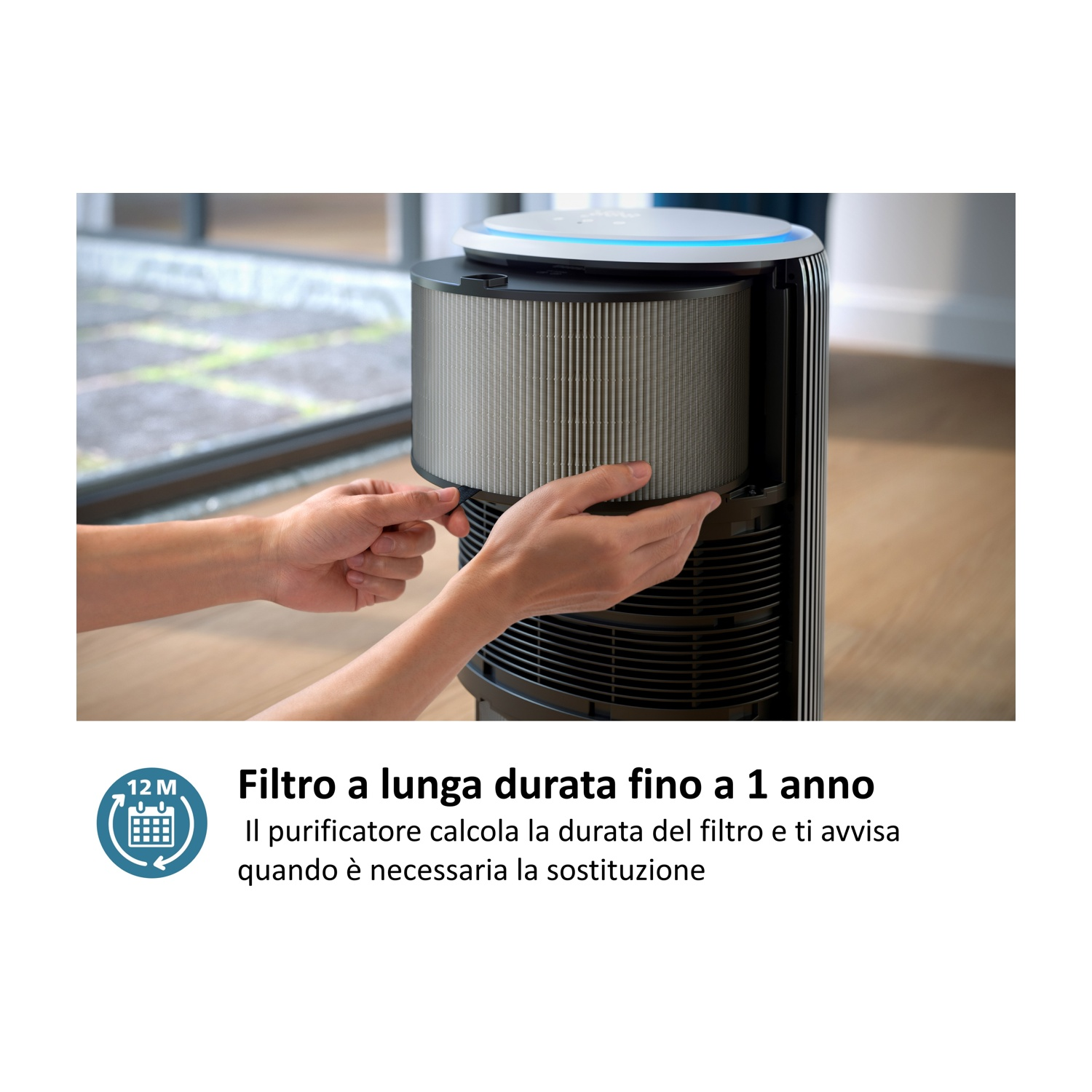 Una persona cambia un filtro dell'aria in un purificatore. Il filtro dura fino a 1 anno.