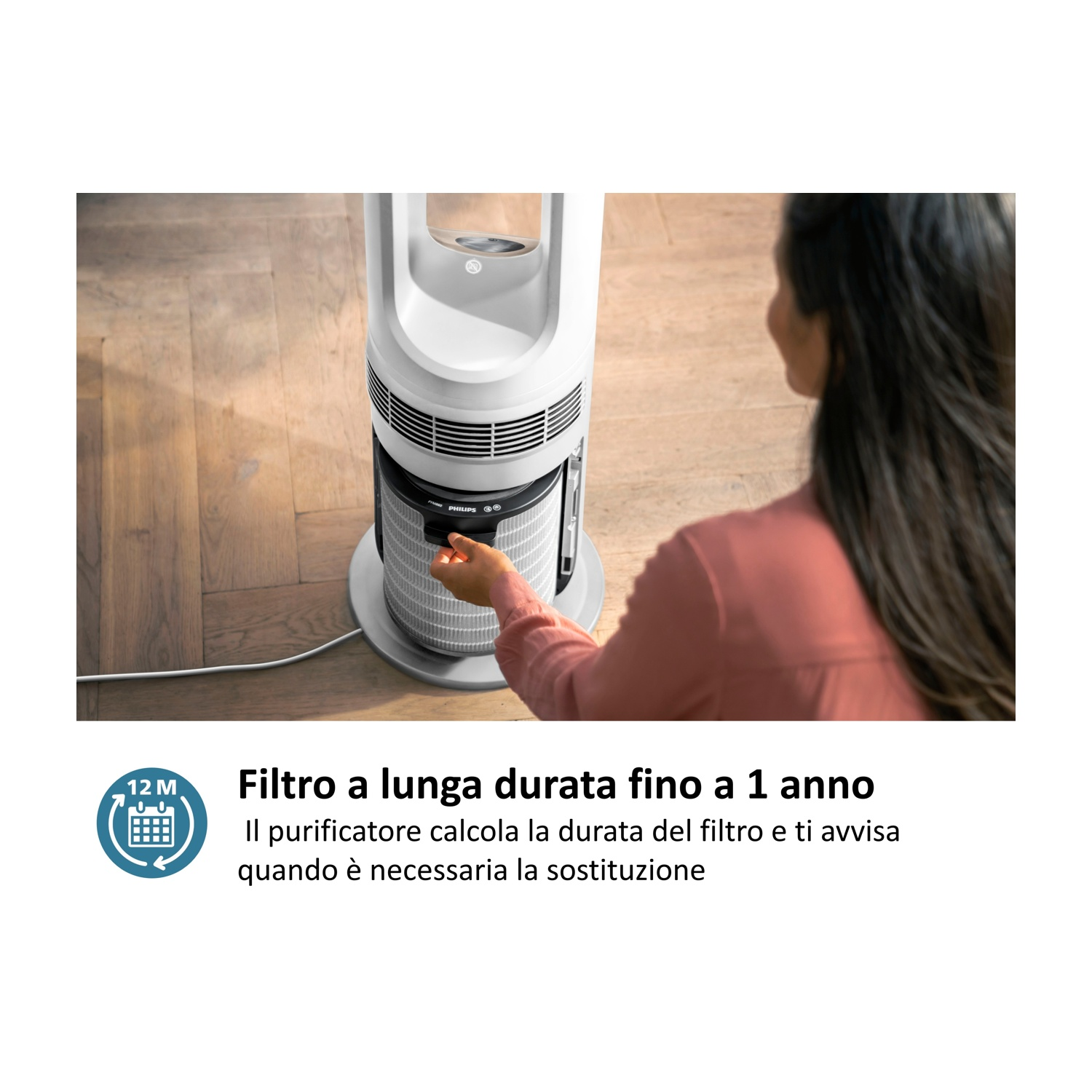 Una donna tocca un purificatore d'aria bianco con filtro da 1 anno.
