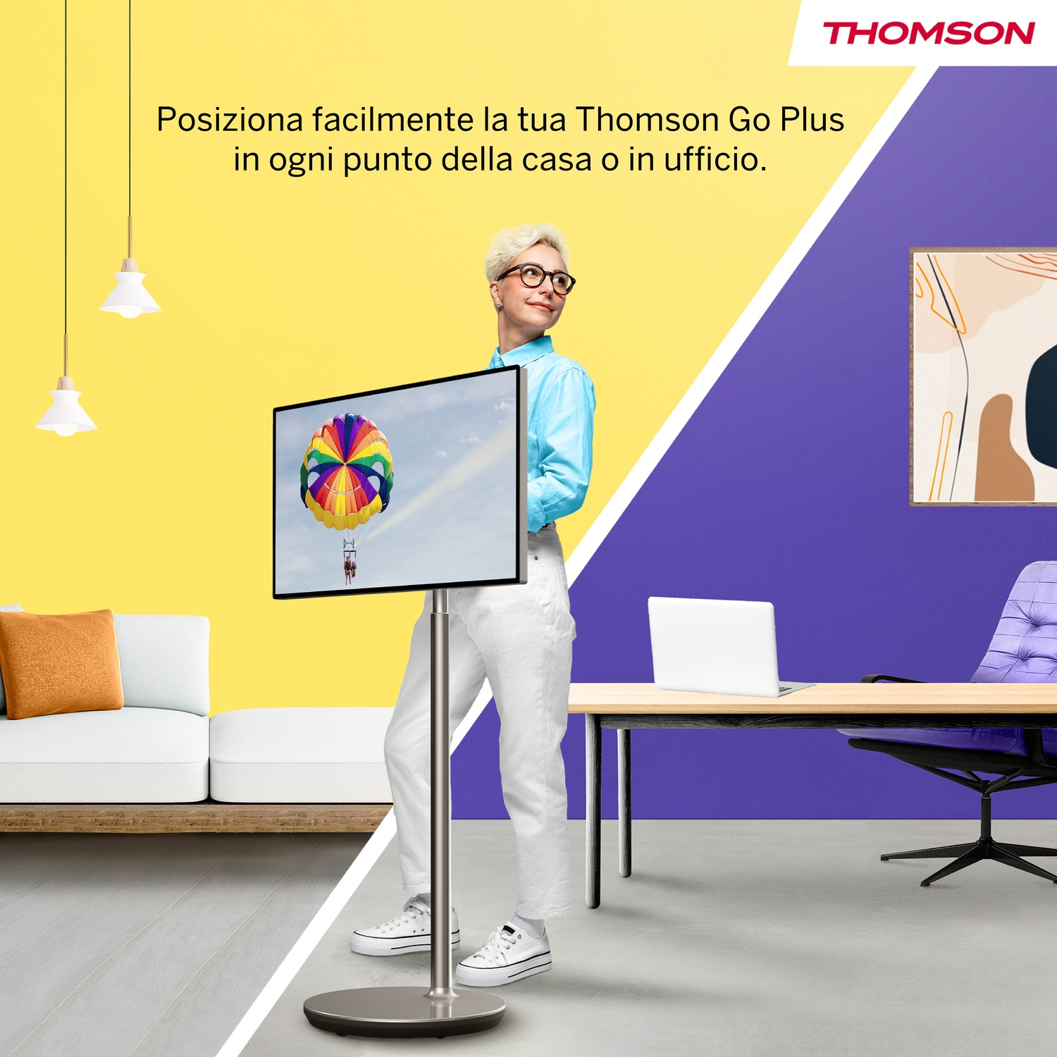 Donna davanti TV con mongolfiera. Scrivania con laptop sullo sfondo. Logo Thomson.