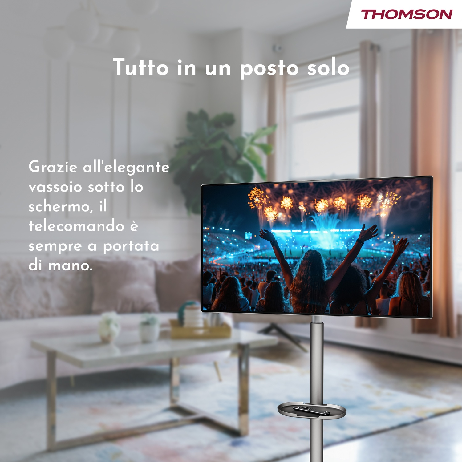 Un TV con fuochi d'artificio sullo schermo in un soggiorno. Un vassoio tiene un telecomando.