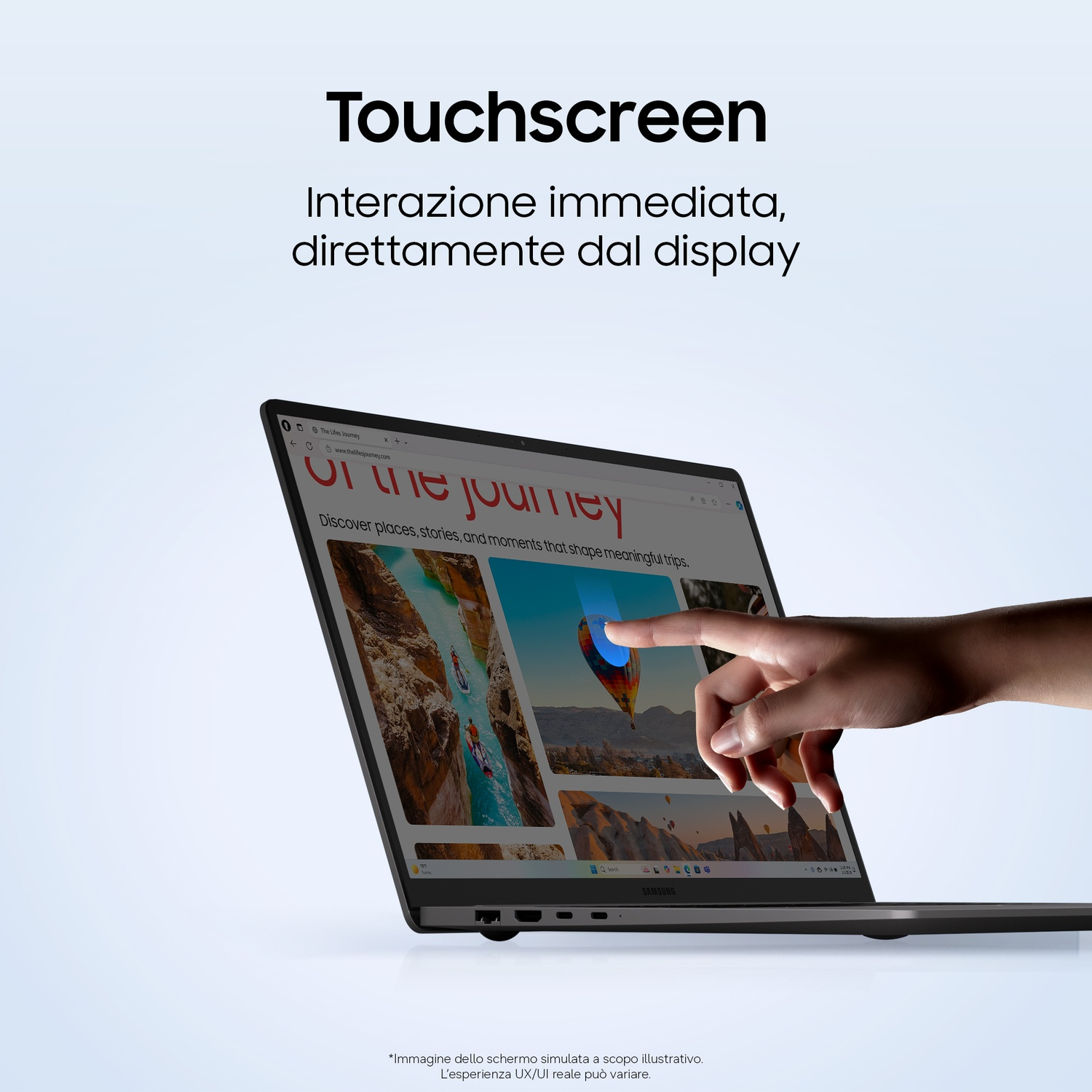 Una mano tocca lo schermo di un laptop che mostra un sito di viaggi.