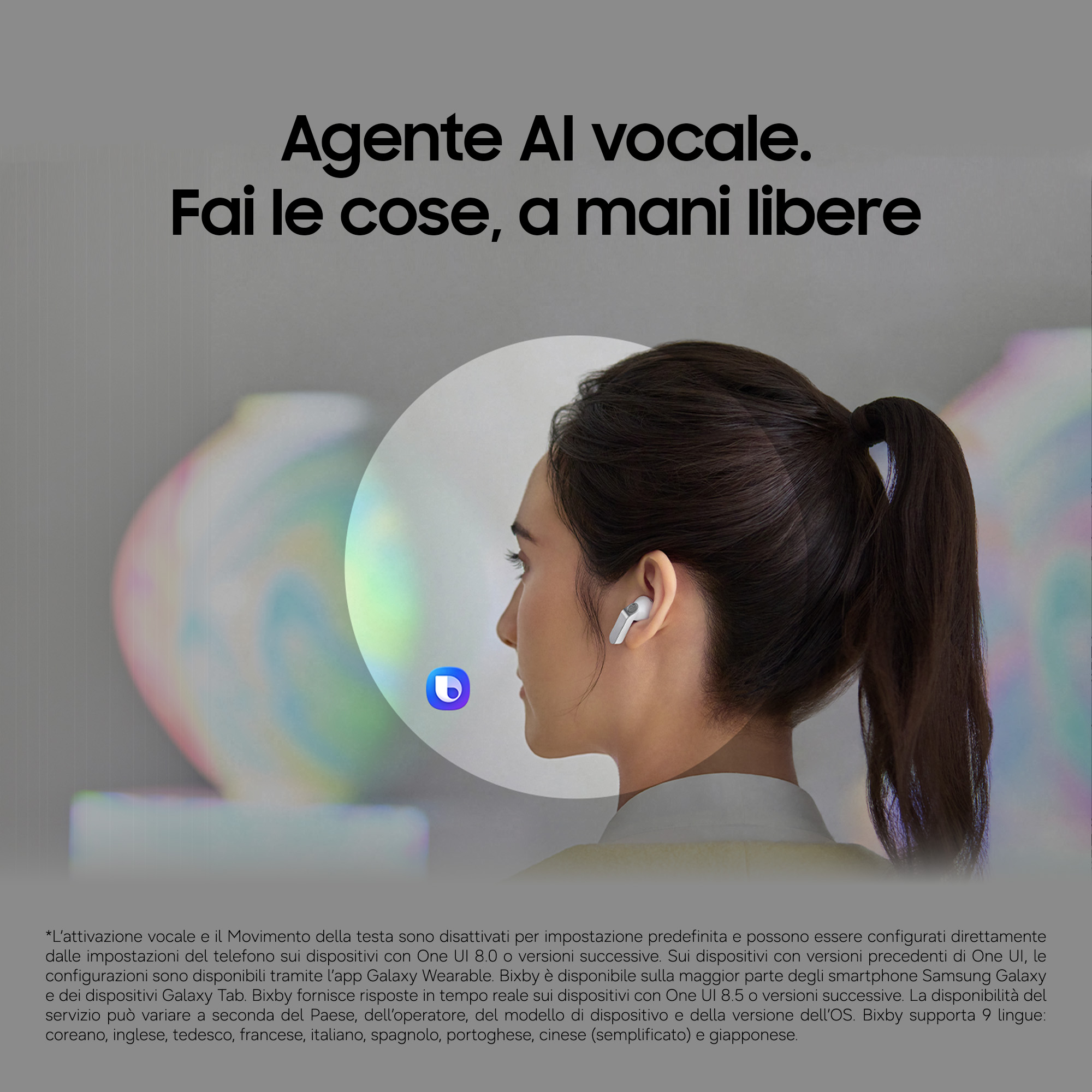 Una donna indossa auricolari bianchi. Logo Bixby in cerchio.
