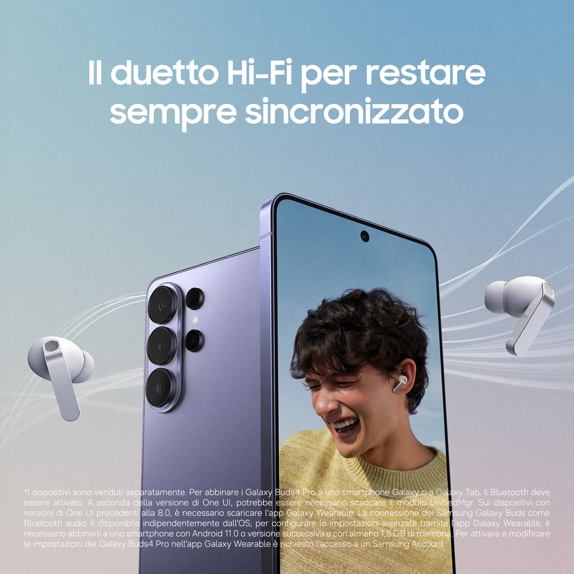 Uno smartphone viola e auricolari bianchi. Un uomo indossa un auricolare e ride.