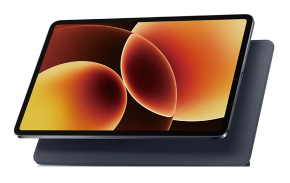 Ciemny tablet z pomarańczowo-żółtą tapetą spoczywa na ciemnym etui.