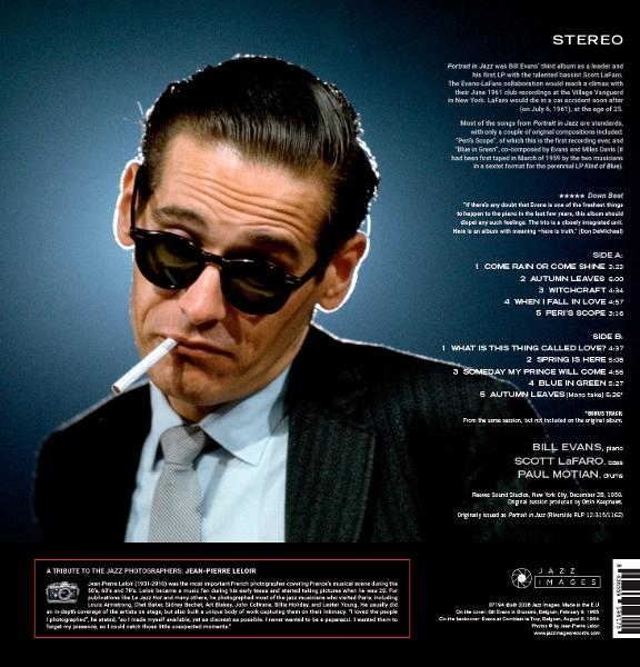 Ein Mann mit Sonnenbrille und Zigarette im Mund, der auf das Albumcover schaut.