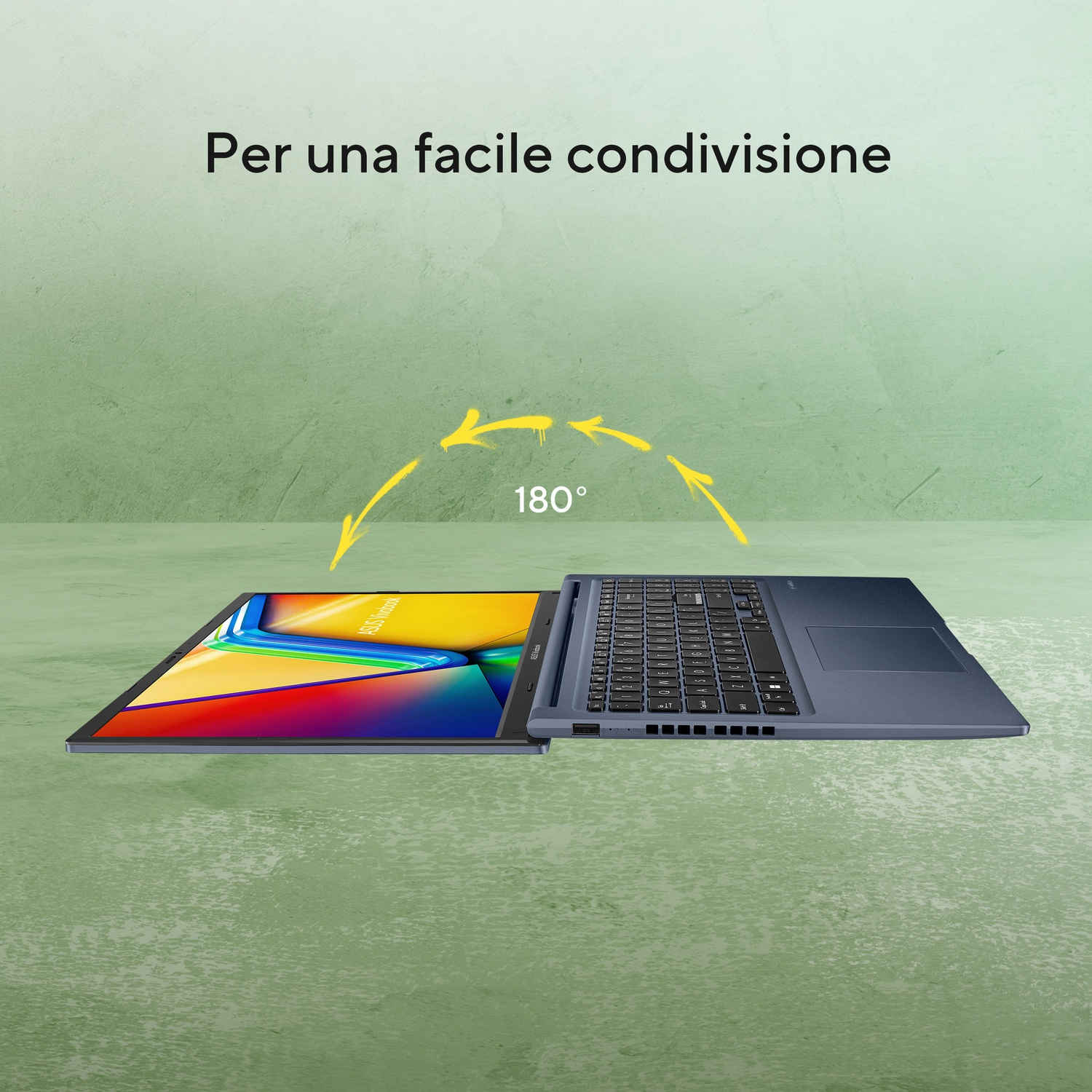 Un laptop blu con cerniera a 180 gradi su superficie verde.