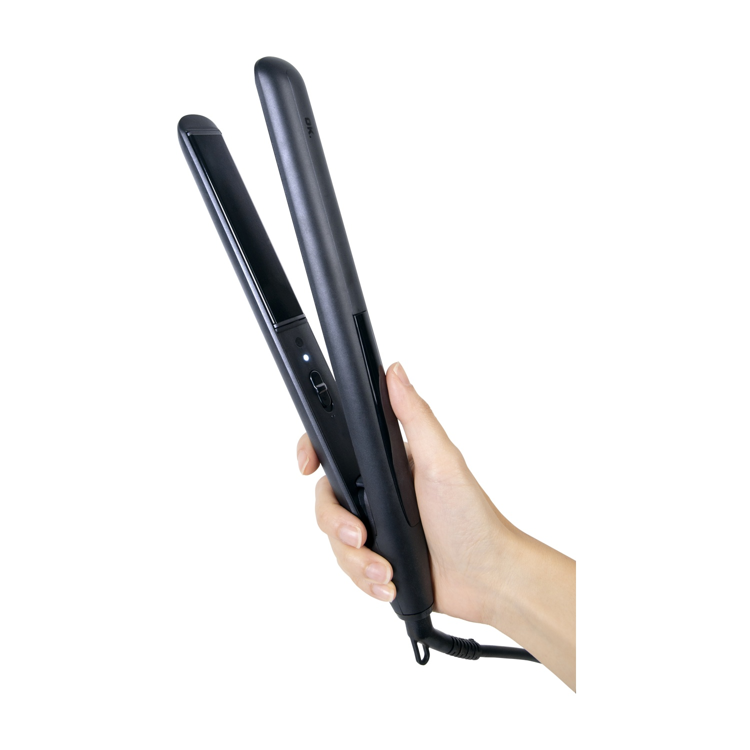 Una mano tiene una piastra per capelli nera su sfondo bianco.