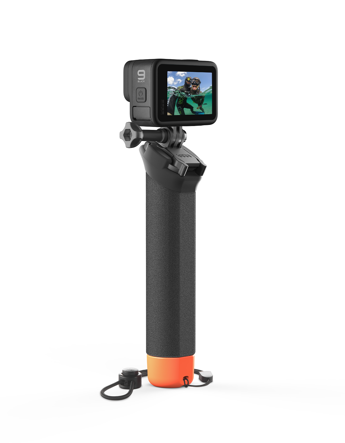 Eine schwarze GoPro mit orangefarbenem Griff und einem Lanyard auf weißem Hintergrund.