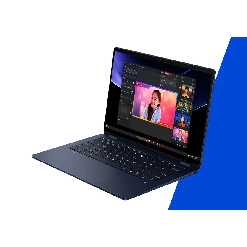 Ciemny laptop wyświetla ekran wideokonferencji z widocznymi wieloma osobami.