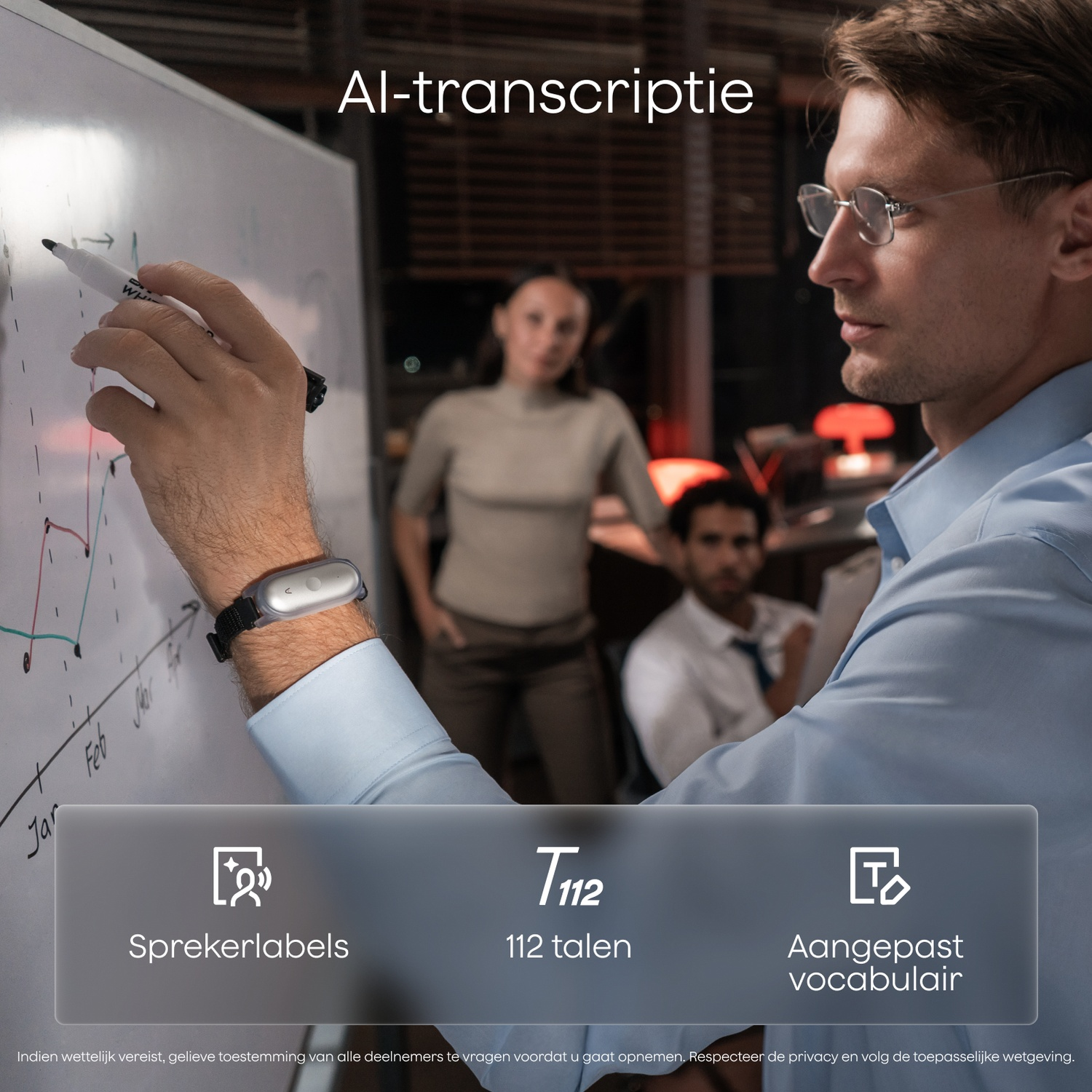 Man schrijft op whiteboard, team achtergrond, AI-transcriptie