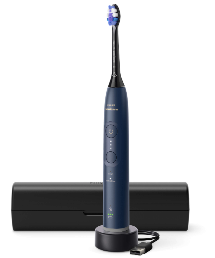 Dunkelblaue elektrische Zahnbürste mit Ladestation und Reiseetui.