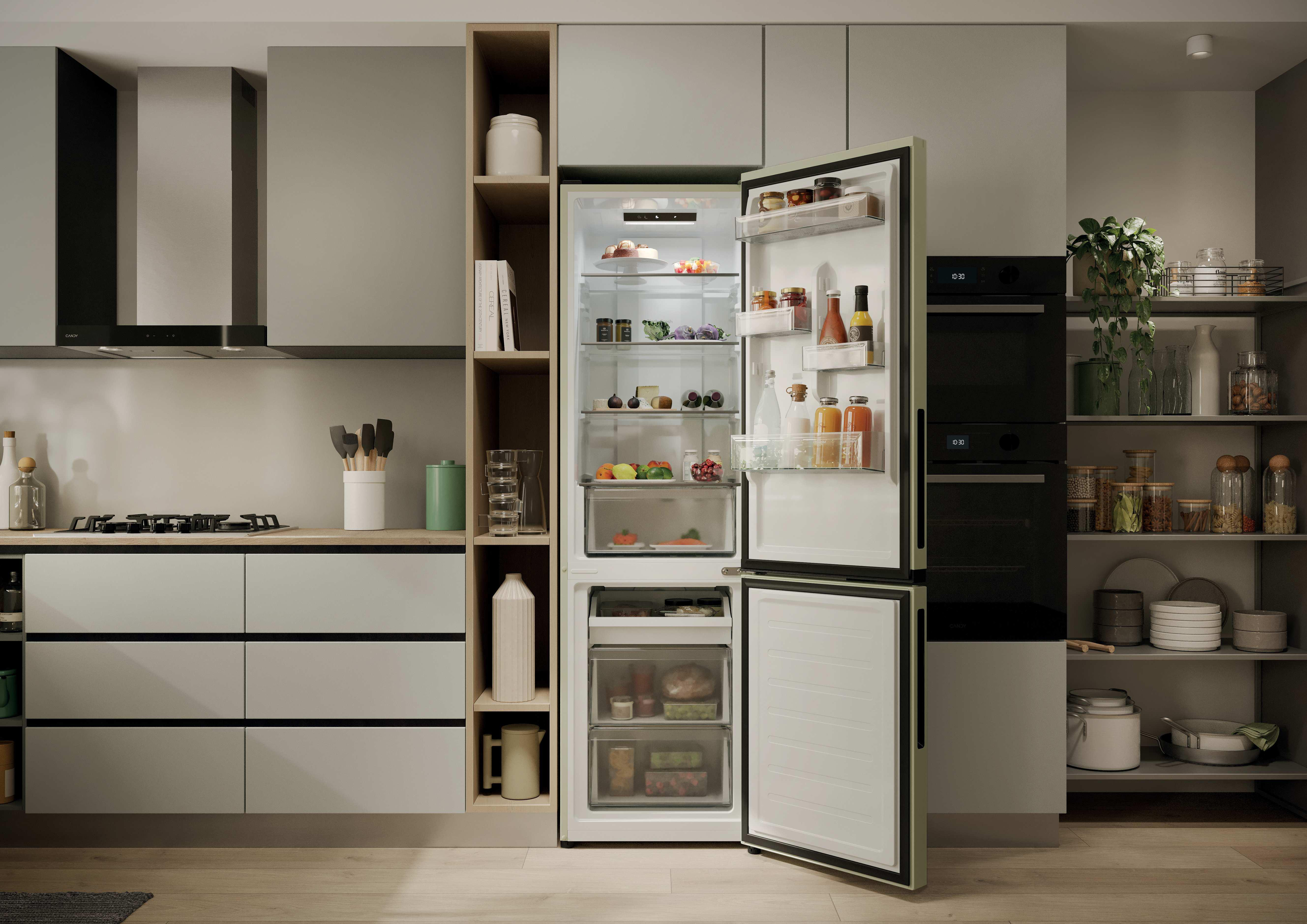 Eine offene Küche mit einem Kühlschrank, der voll mit Lebensmitteln ist.