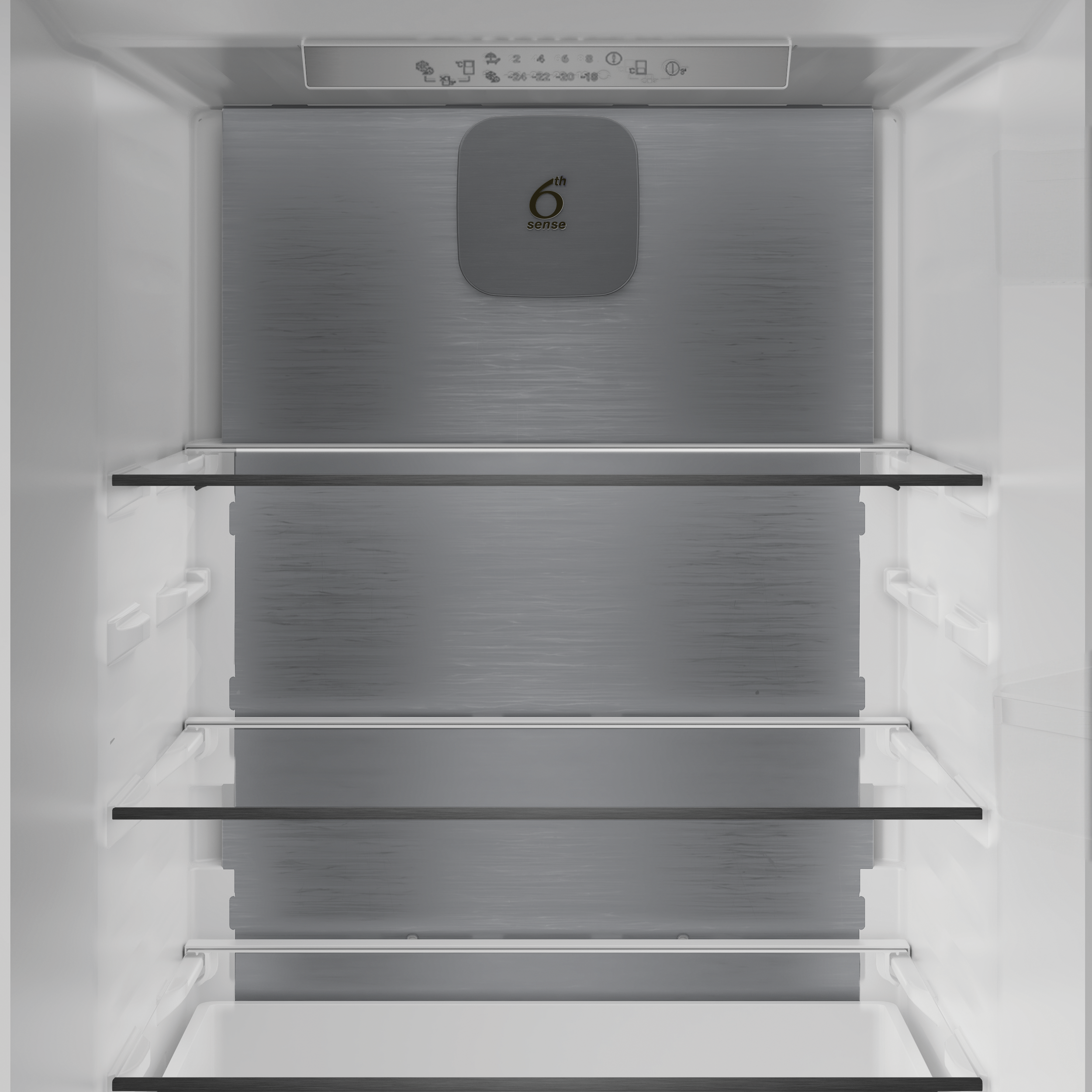 Wnętrze lodówki ze szklanymi półkami i panelem sterowania na górze.