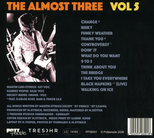 Albumcover mit Musiker und Songliste. Schwarz mit orangefarbenem Text.