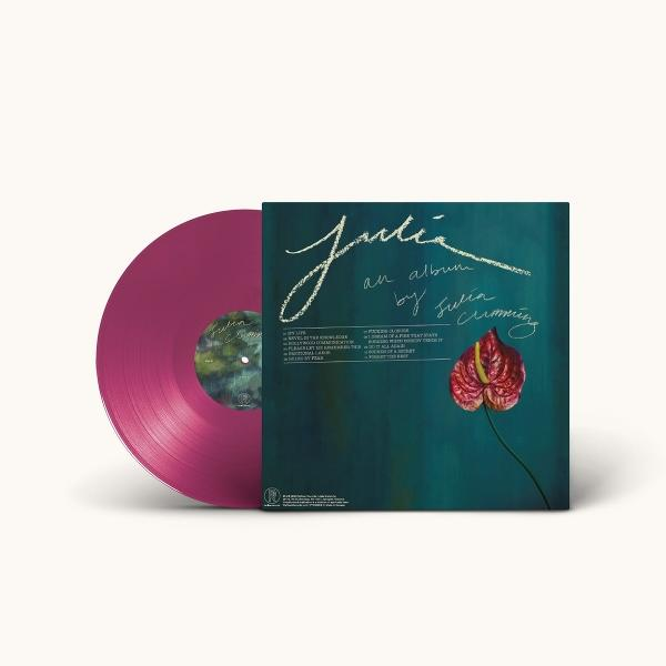 Ein lila Vinyl und eine Albumhülle mit roter Blume und Songliste.