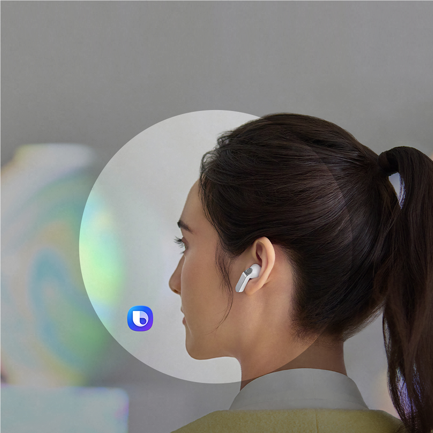 Una mujer con un auricular blanco, con un icono azul a su lado.