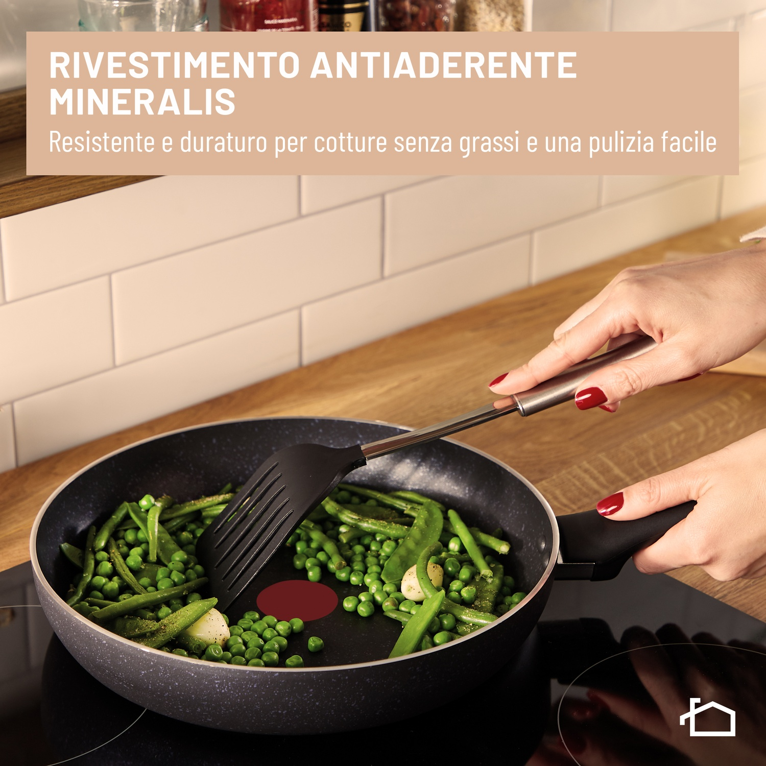 Verdure verdi vengono fritte in padella con una spatola.