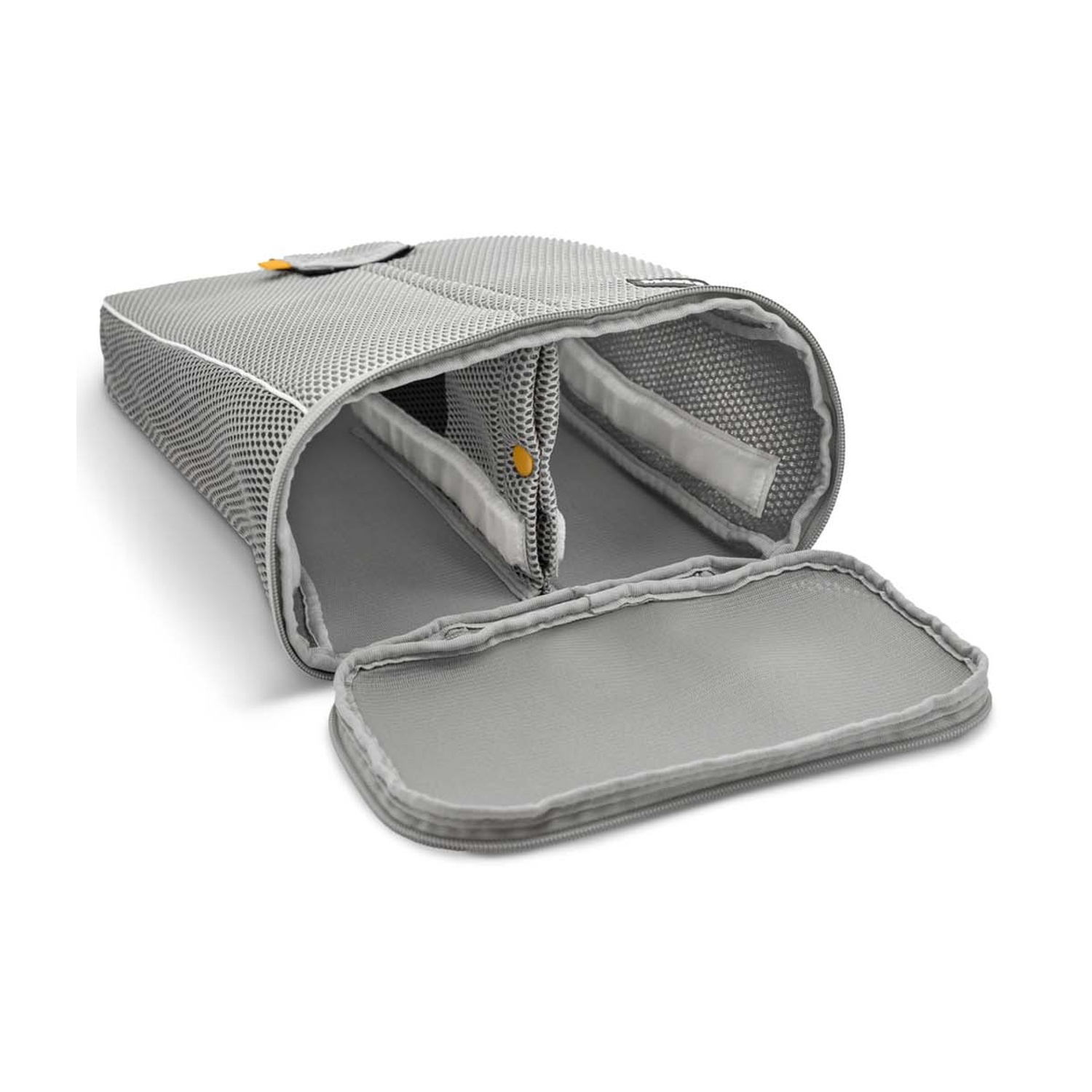 Borsa a rete grigia aperta con due scomparti su sfondo bianco.
