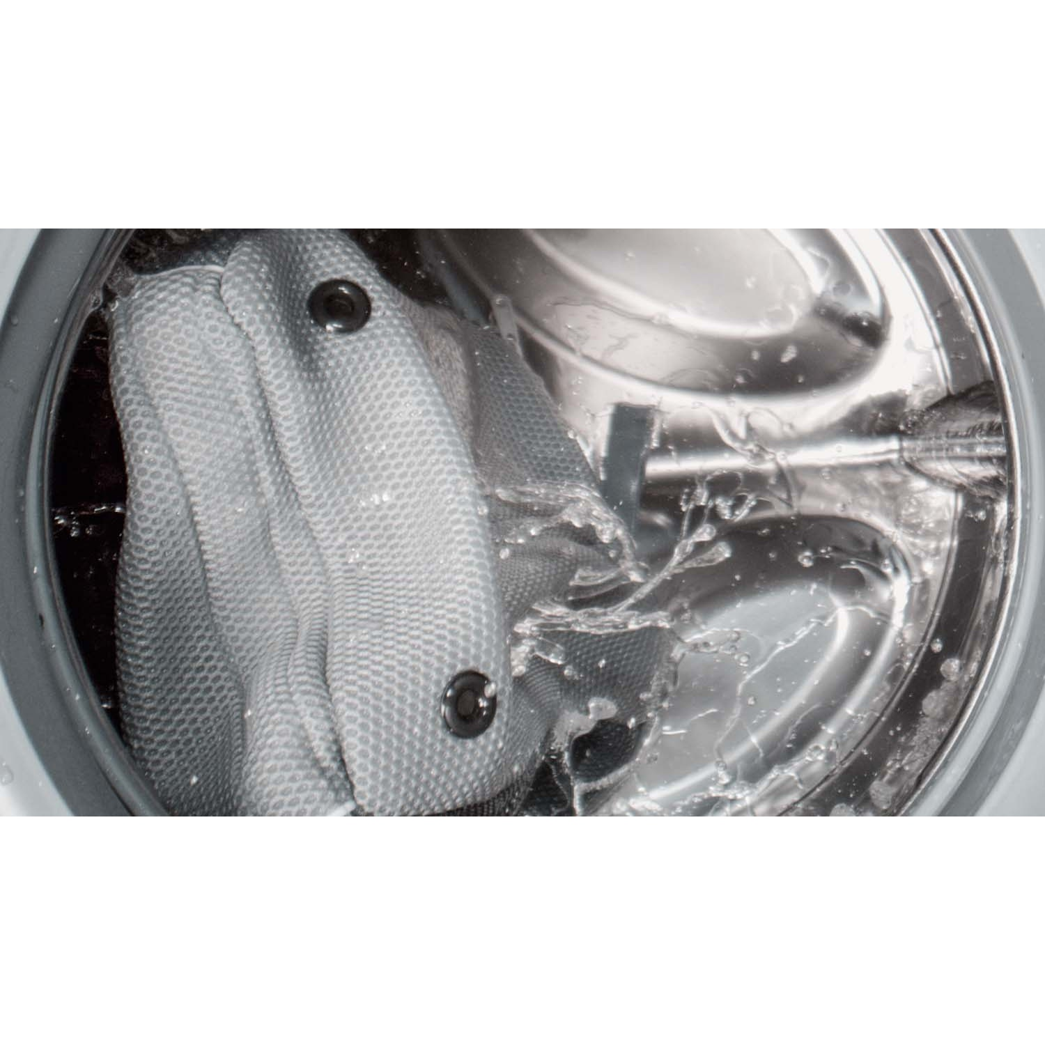 Sacchetto per bucato grigio con clip in una lavatrice in funzione con acqua.