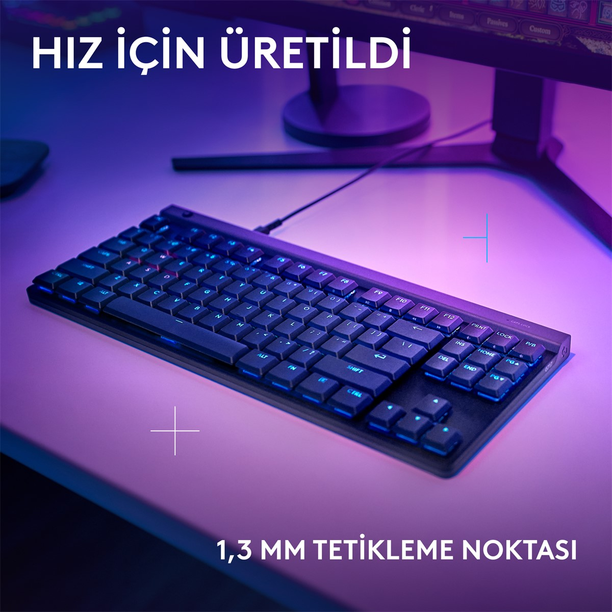 Mavi ışıklı koyu renkli klavye masanın üzerinde duruyor.