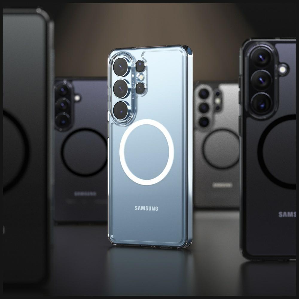 Przezroczyste etui na telefon z pierścieniem MagSafe na telefonie Samsung, otoczone innymi telefonami.