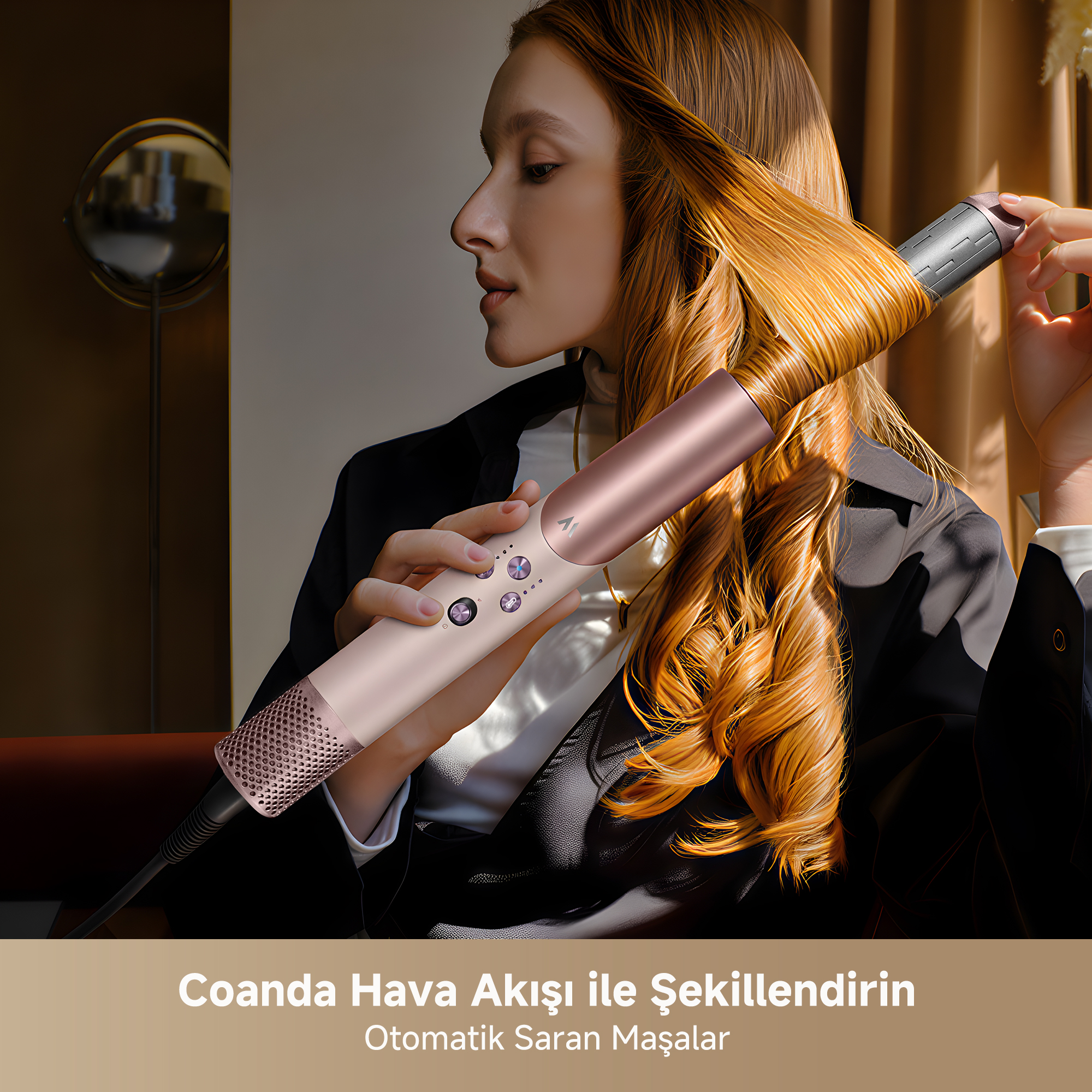 Altın rengi saçlı kadın, saçını gül altın rengi otomatik maşa ile şekillendiriyor.