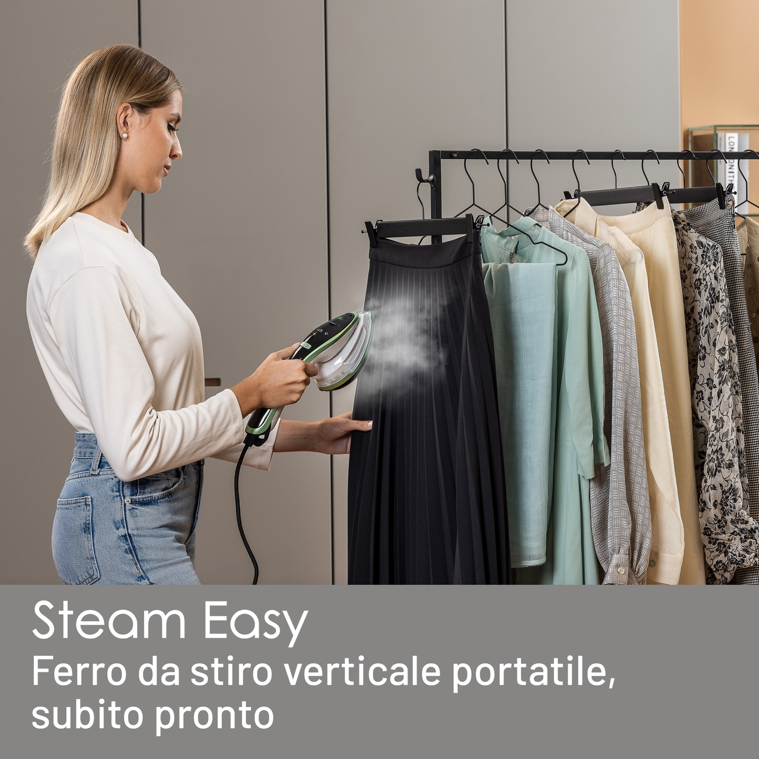 Donna stira gonna nera con ferro verticale davanti a gruccia.