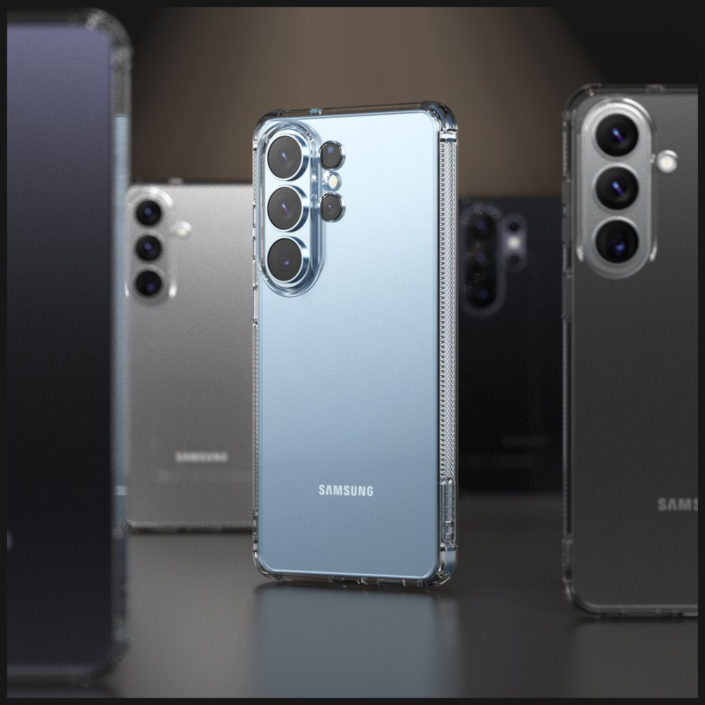 Przezroczyste etui na telefon na ciemnym tle, widoczne trzy telefony.