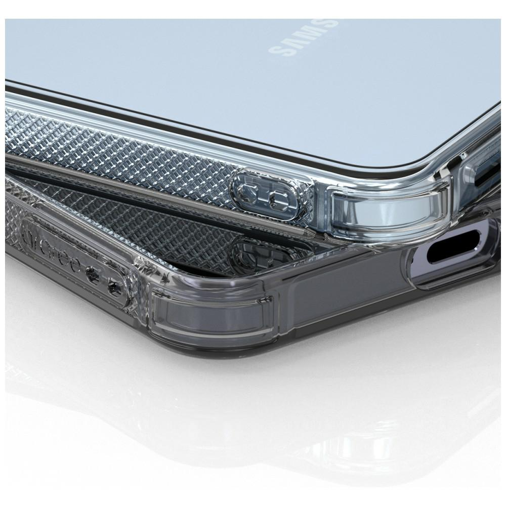 Zbliżenie na dwie przezroczyste etui na telefon ułożone jedna na drugiej.