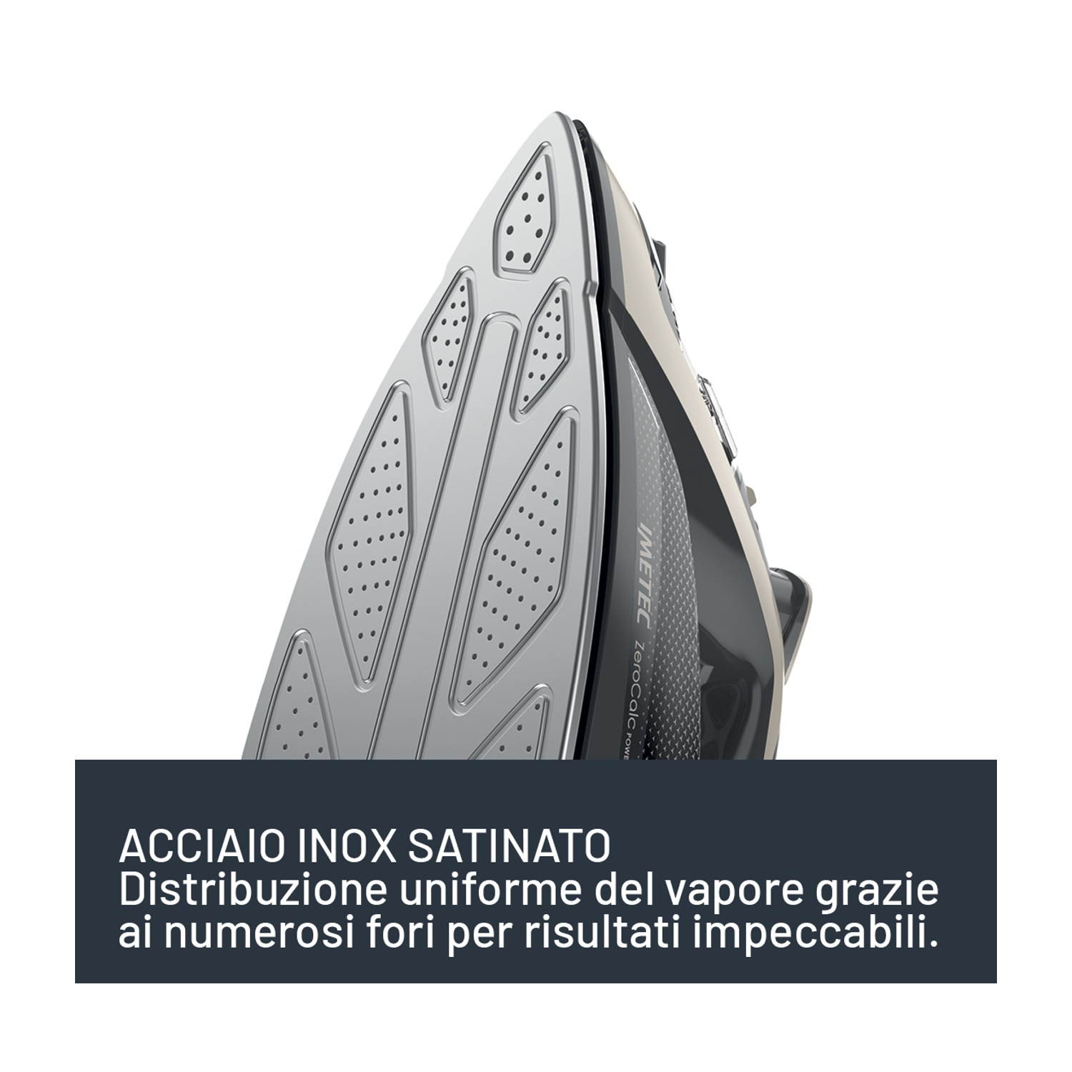 Primo piano di una piastra per ferro da stiro in acciaio inox con fori per il vapore.