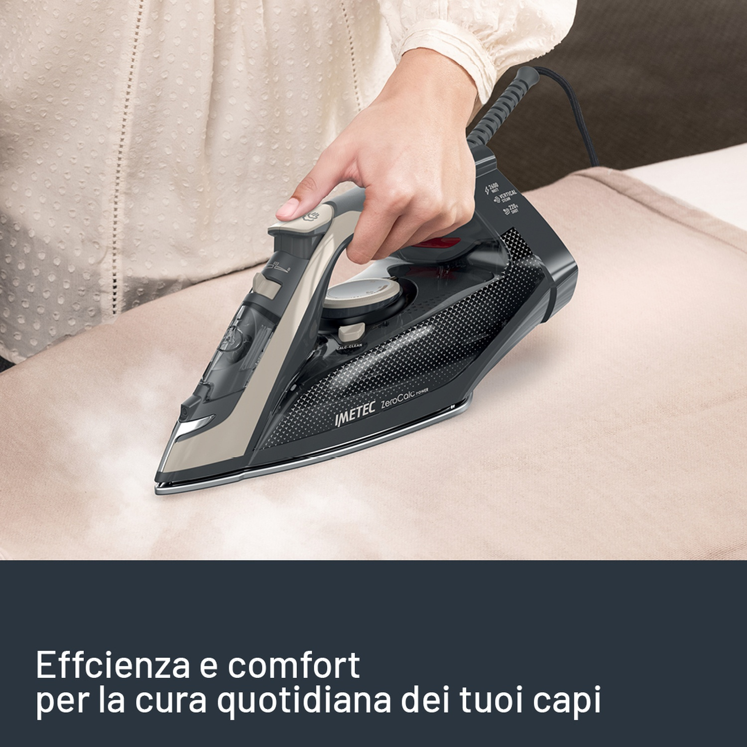 Una mano tiene un ferro da stiro a vapore su tessuto beige, che emette vapore.