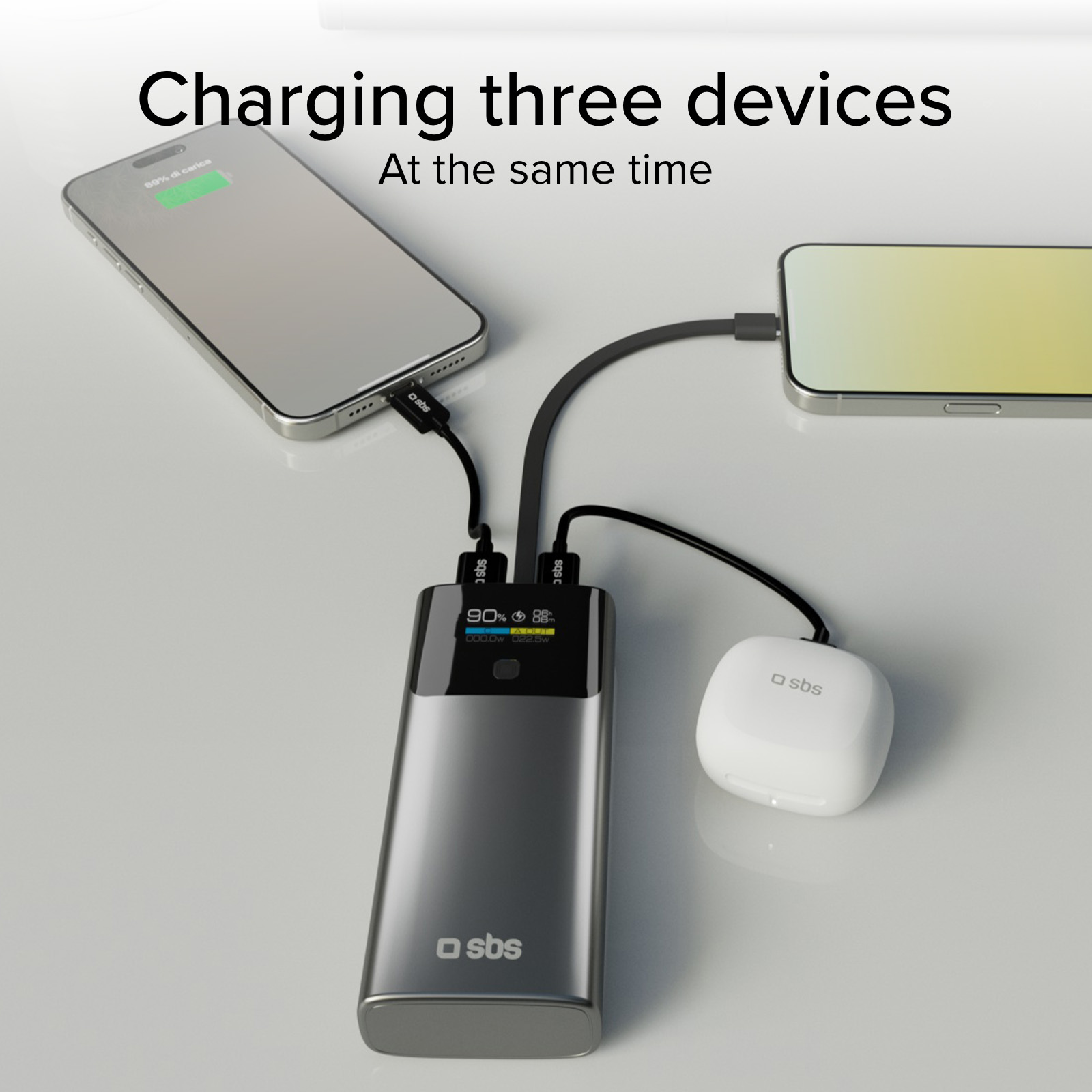 Ein grauer Powerbank lädt zwei Smartphones und kabellose Ohrhörer auf.