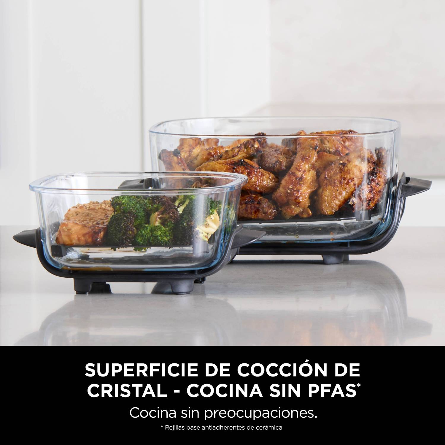 Superficie de coccion de cristal - Cocina sin PFAS* (Rejillas base antiadherentes de cerámica). Cocina sin preocupaciones.