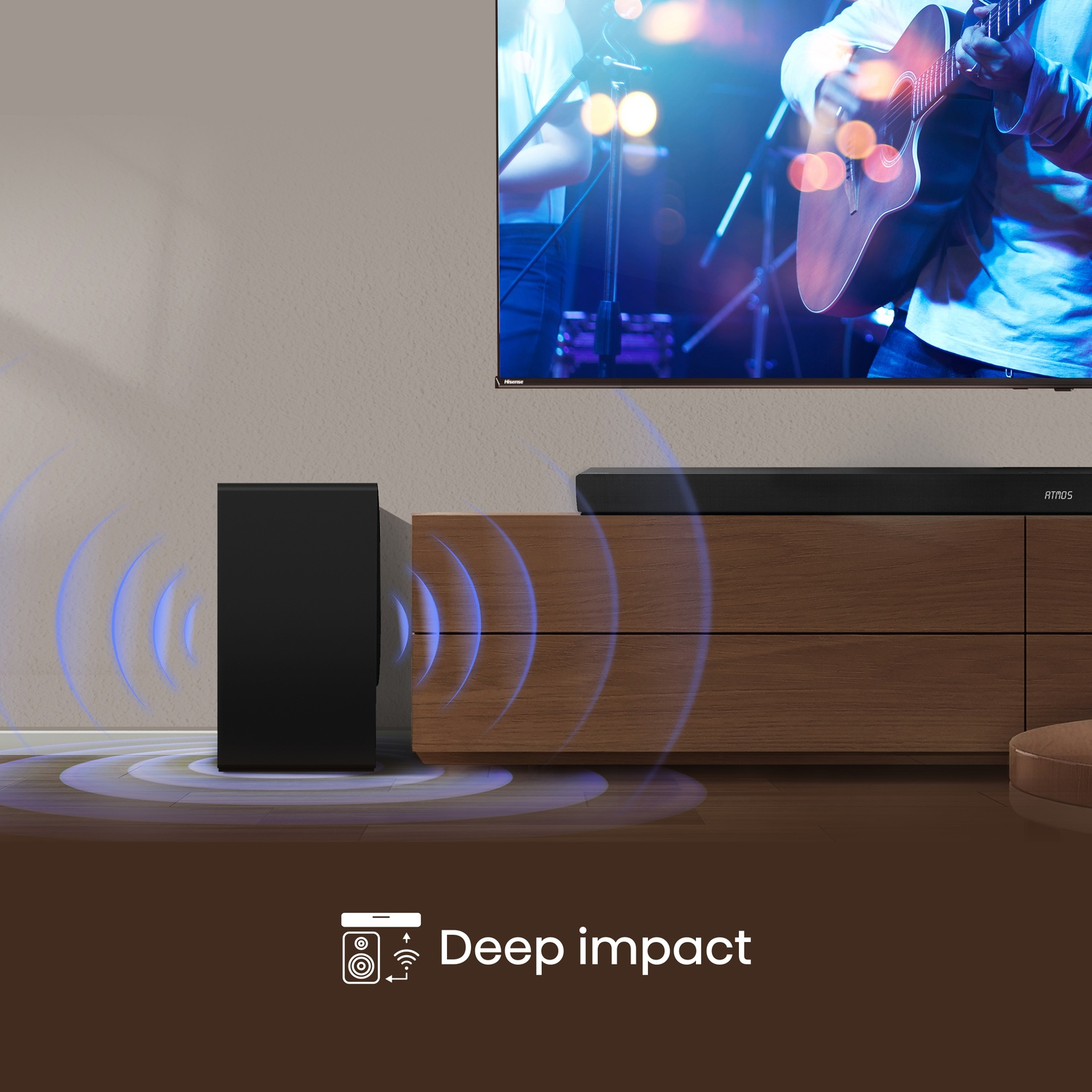 Subwoofer nero con onde sonore blu sul pavimento, accanto alla soundbar davanti alla TV.