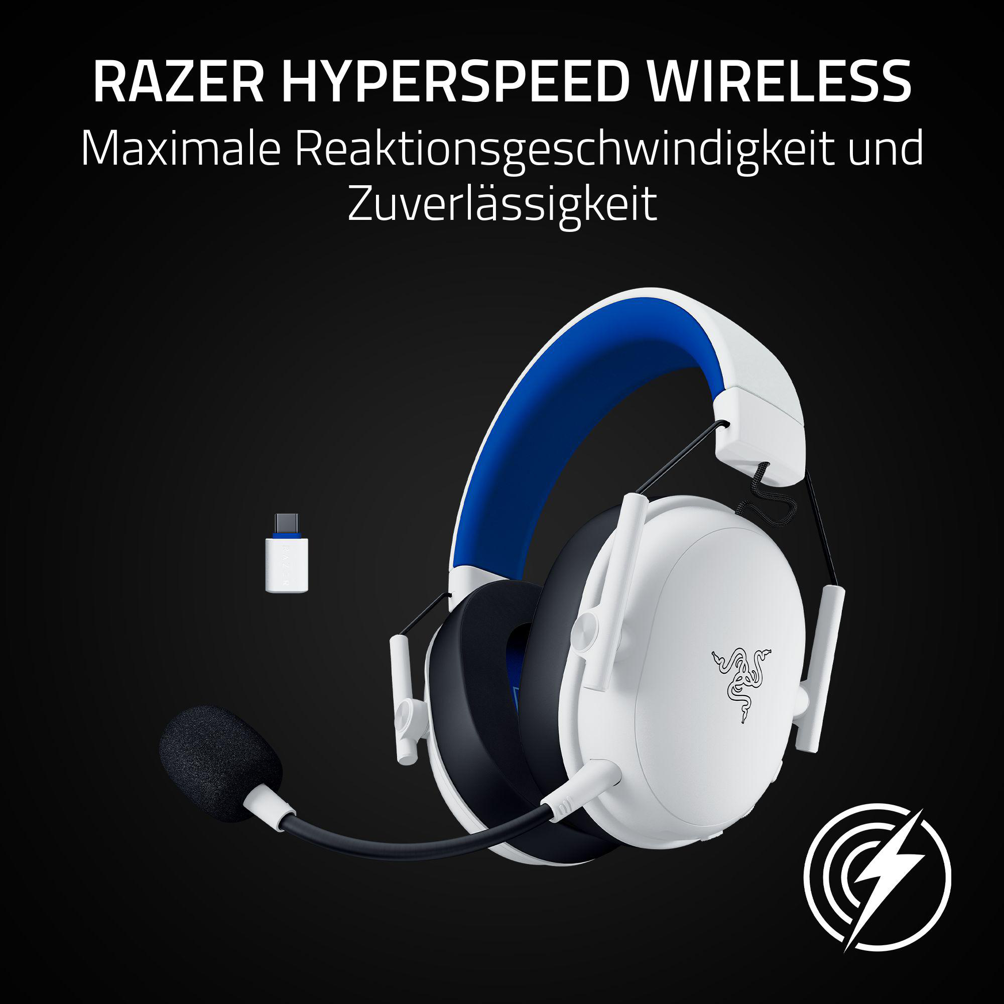 Weißes Razer-Headset mit blauem Bügel und Mikrofon. Nahaufnahme.
