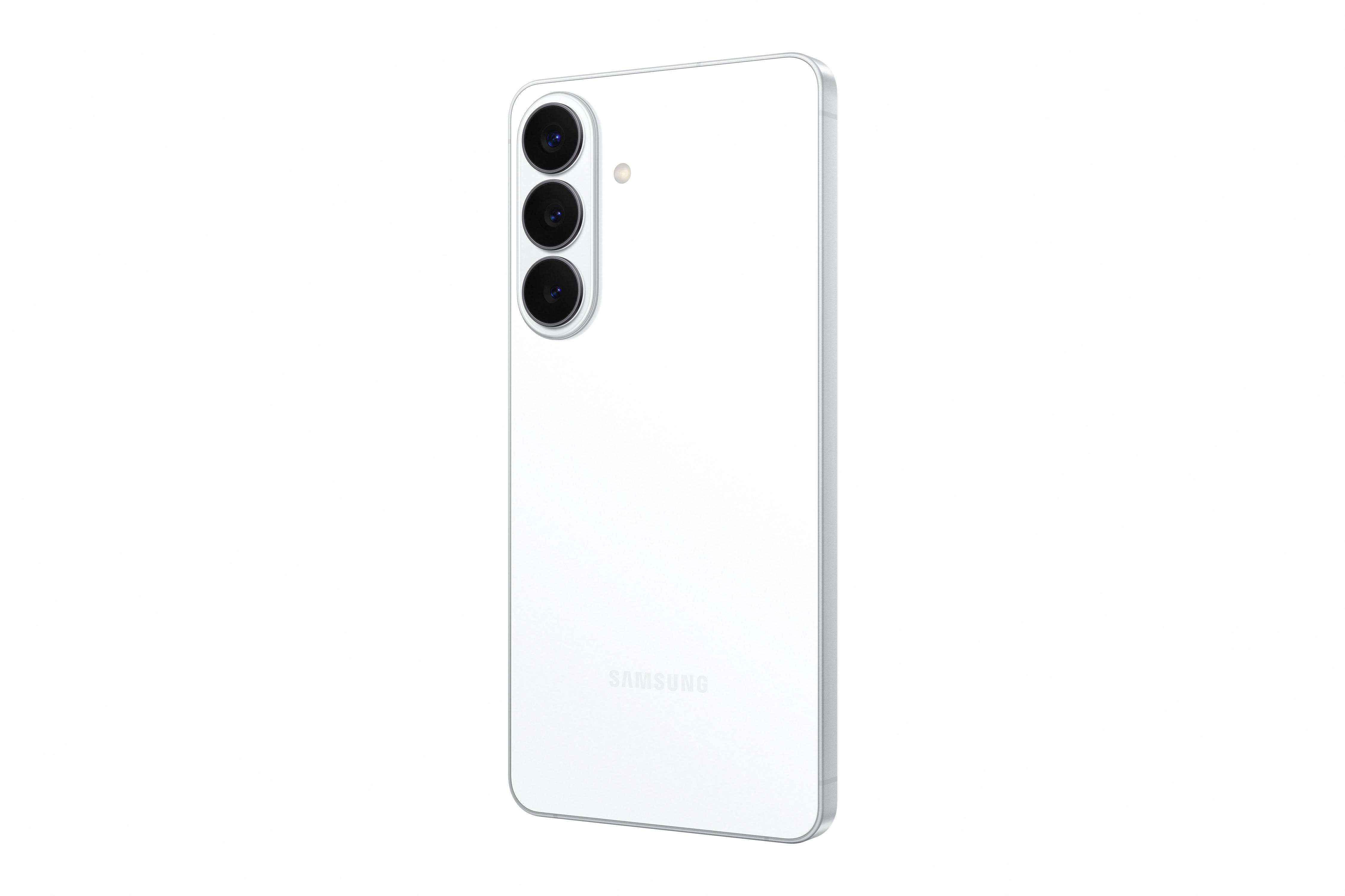 Rückseite eines weißen Smartphones mit drei Kameras und „Samsung“-Logo.