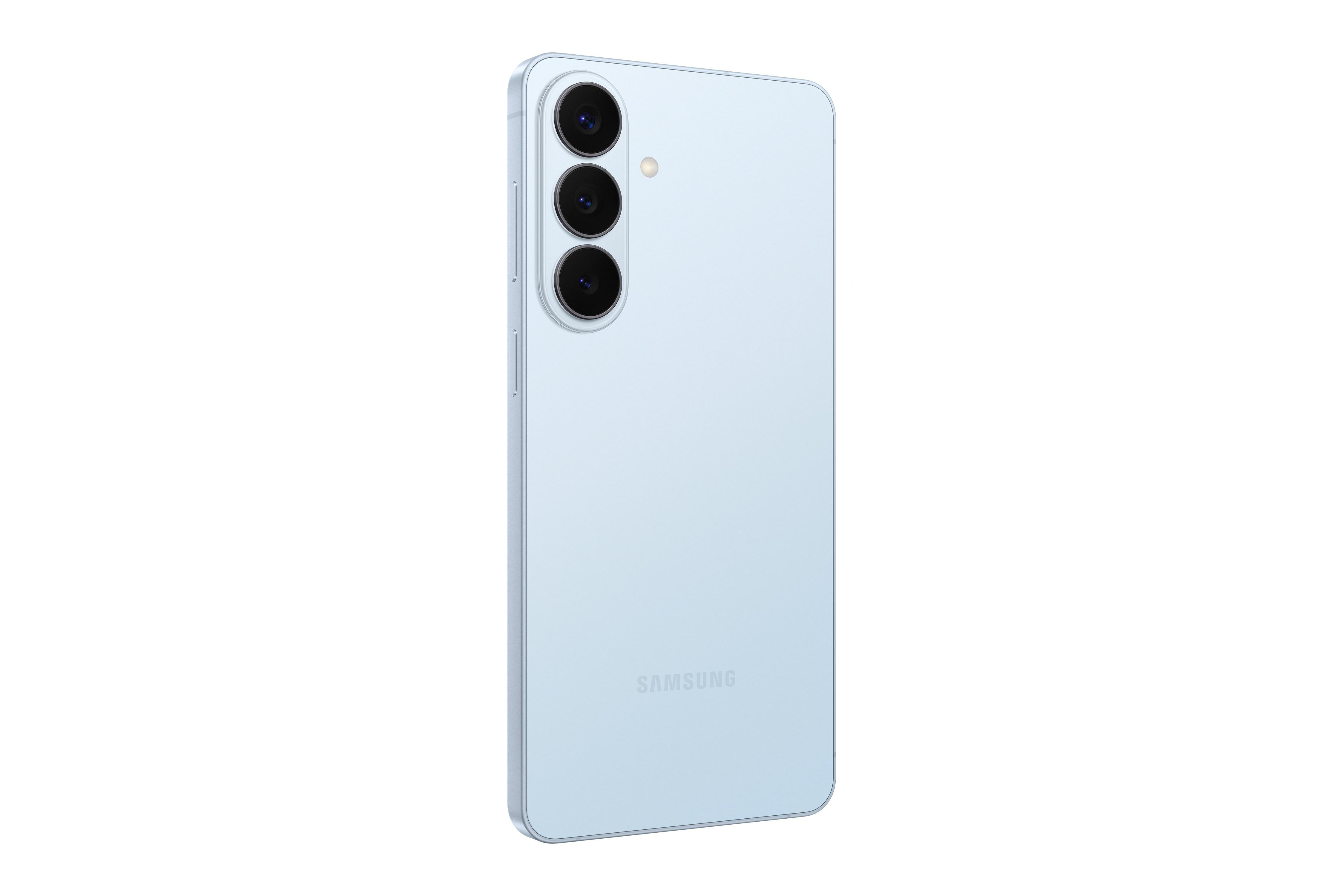 Ein hellblaues Samsung Smartphone mit drei Kameralinsen auf der Rückseite.