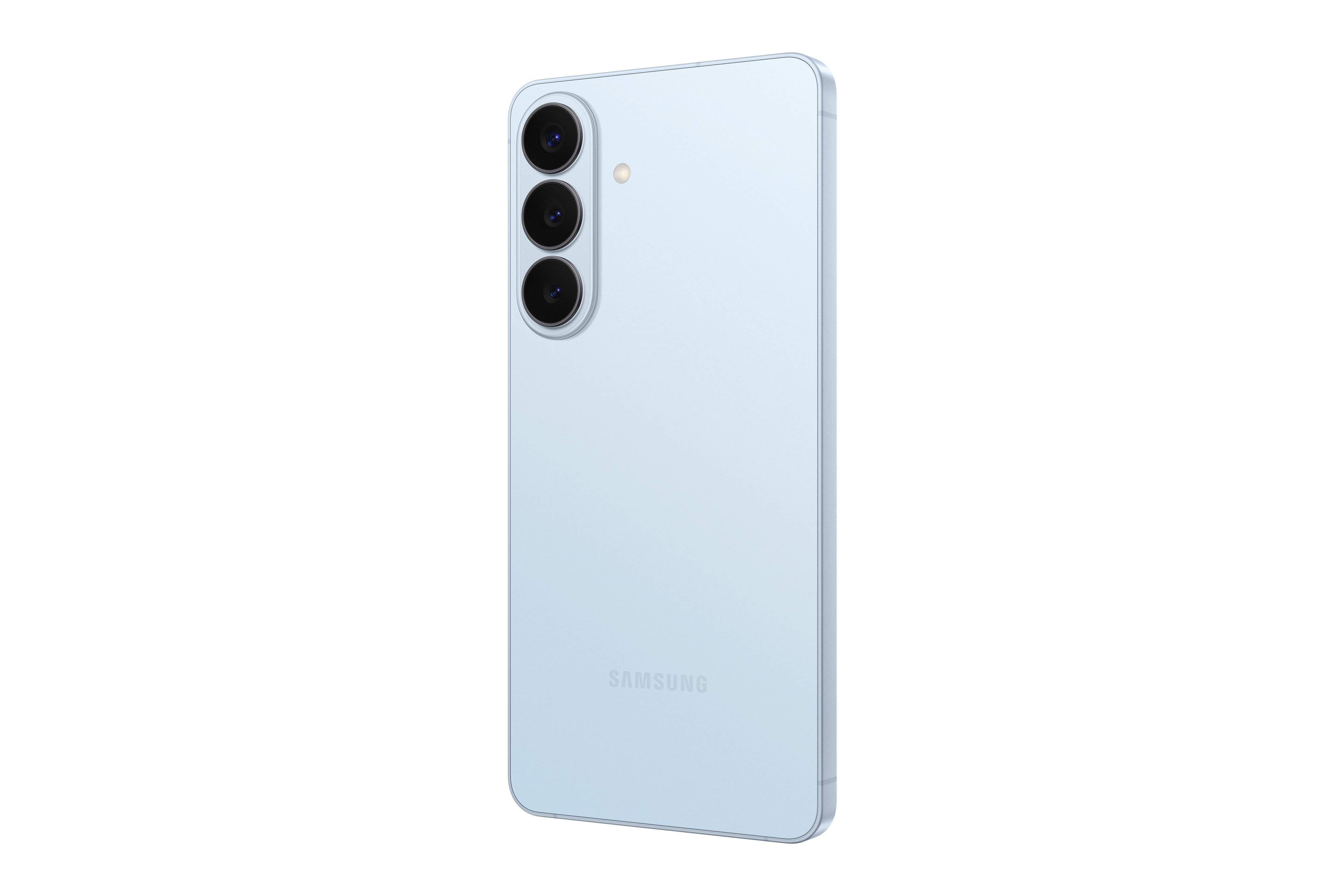 Hellblaues Smartphone mit drei Kameras auf der Rückseite.