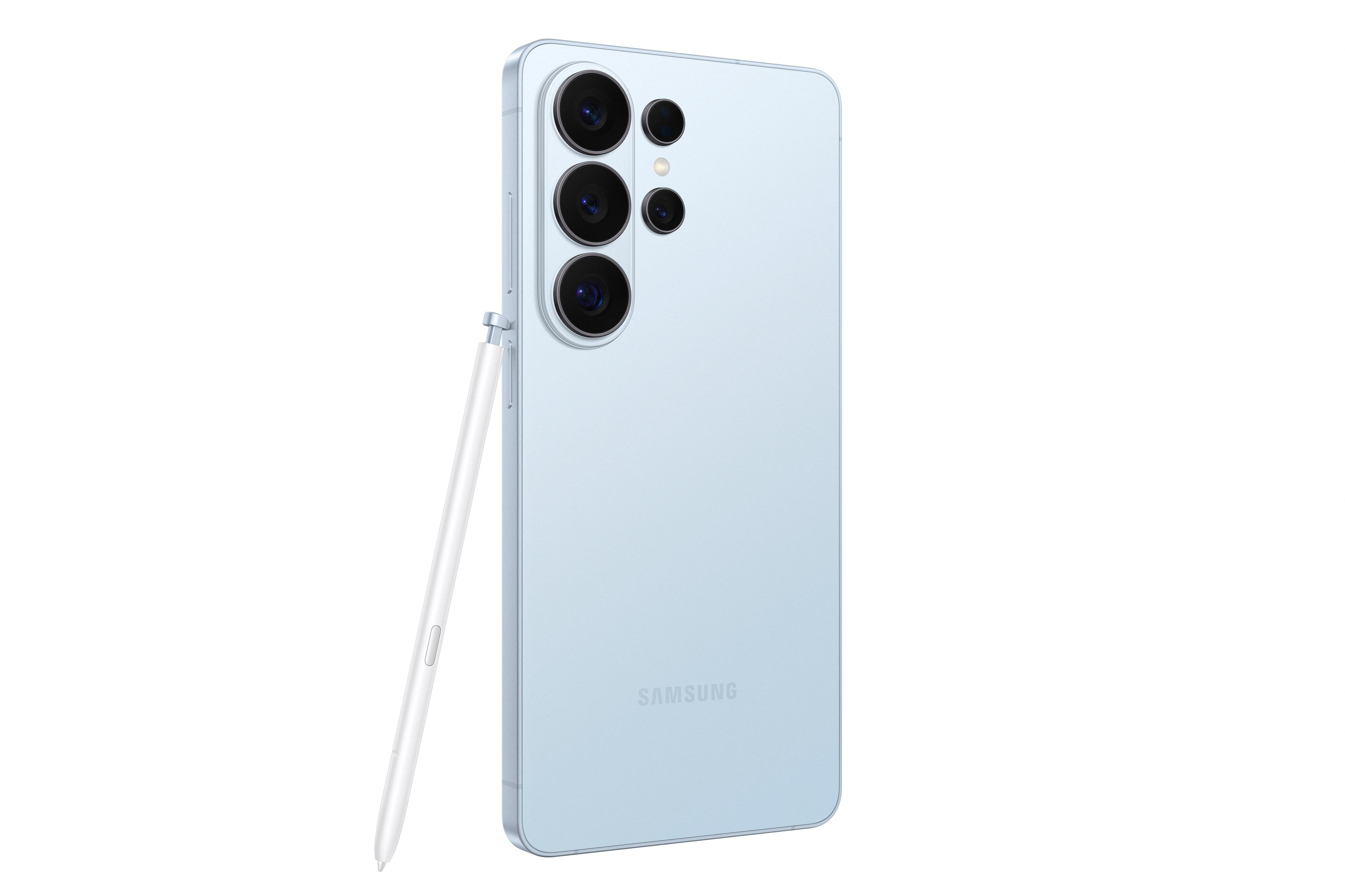Ein hellblaues Samsung Smartphone mit vier Kameras und einem weißen Stift.
