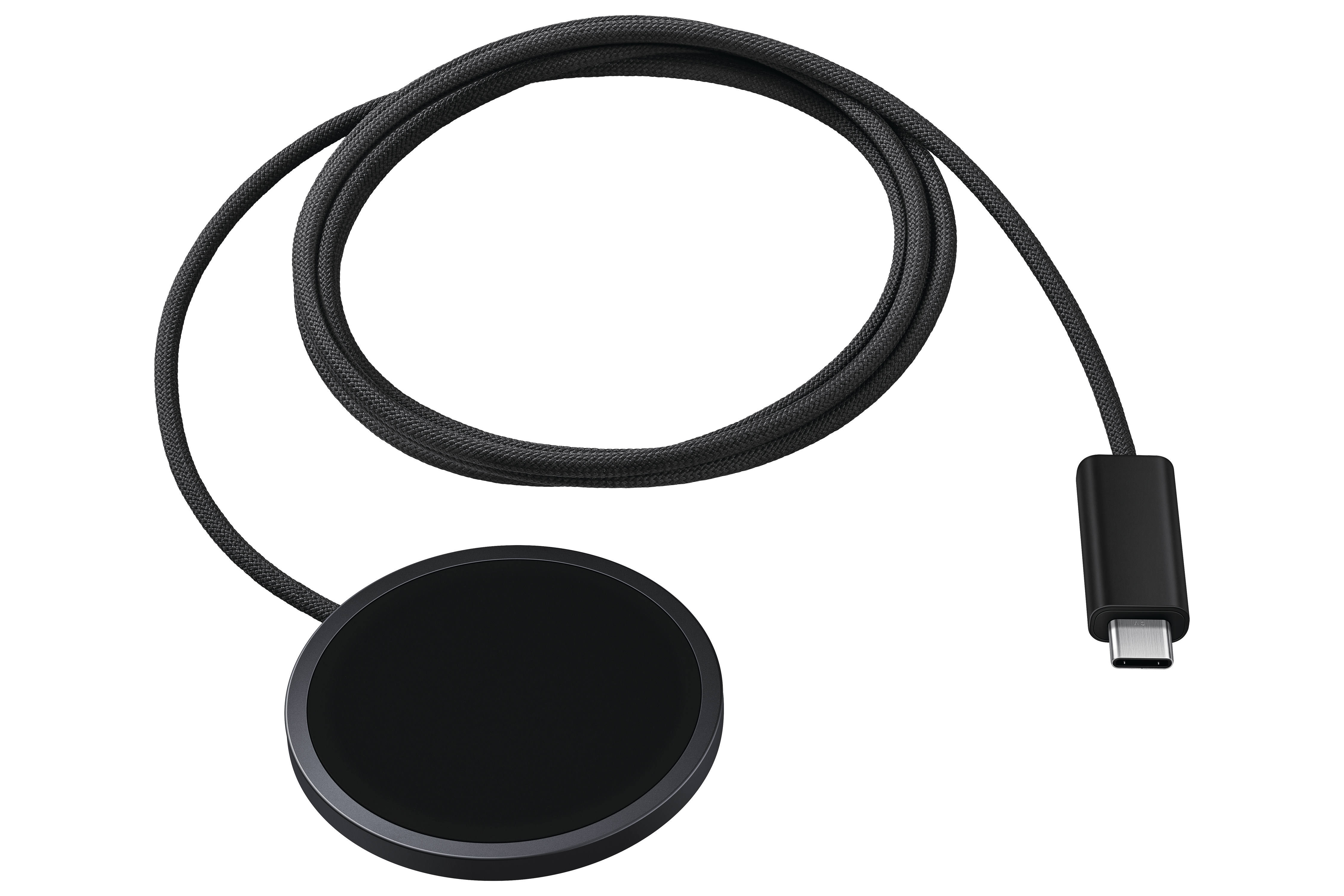 Ein schwarzes USB-C-Kabel mit einem runden, schwarzen Ladepad.