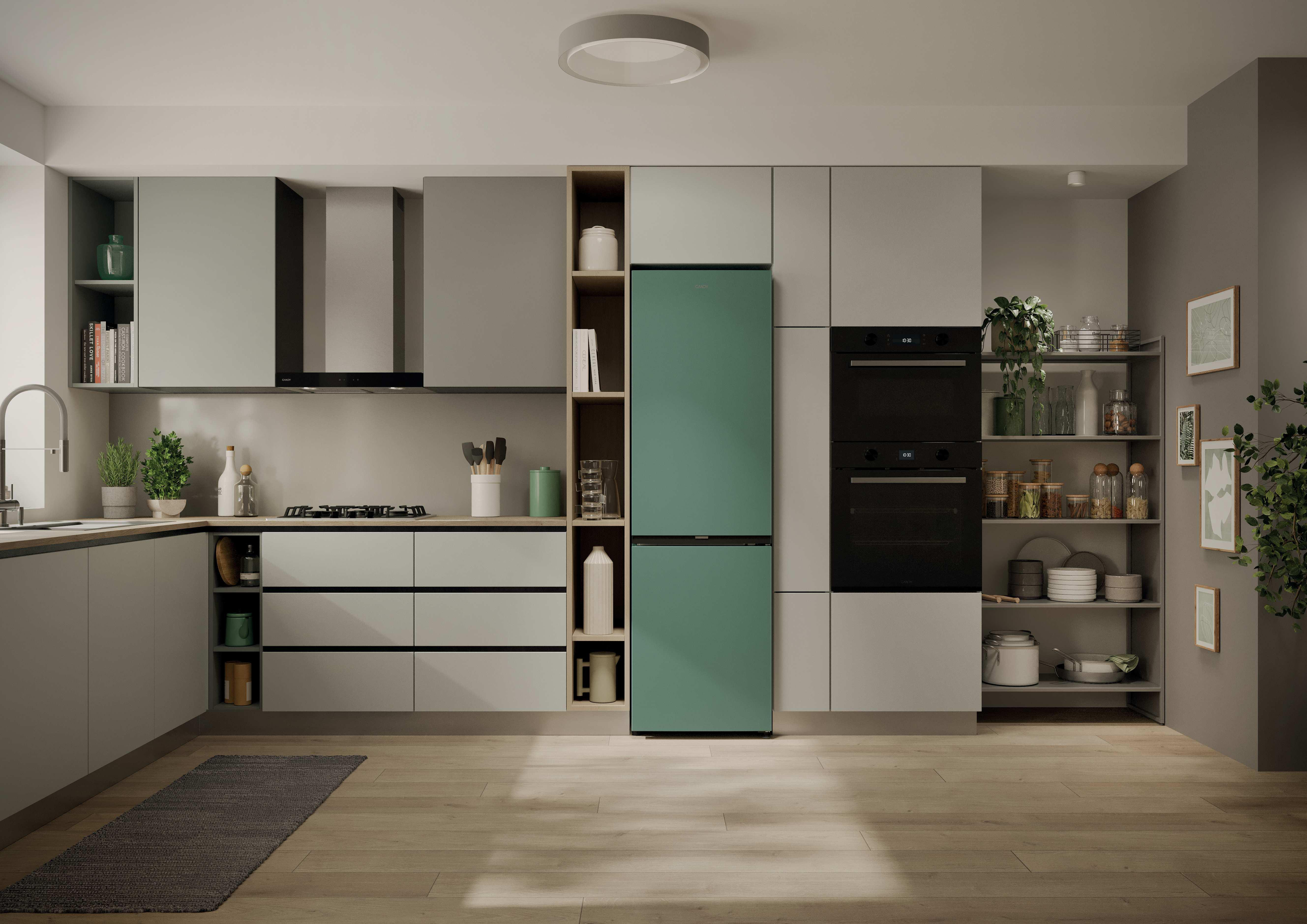 Moderne Küche mit grünen und grauen Schränken, Geräten und Holzboden.