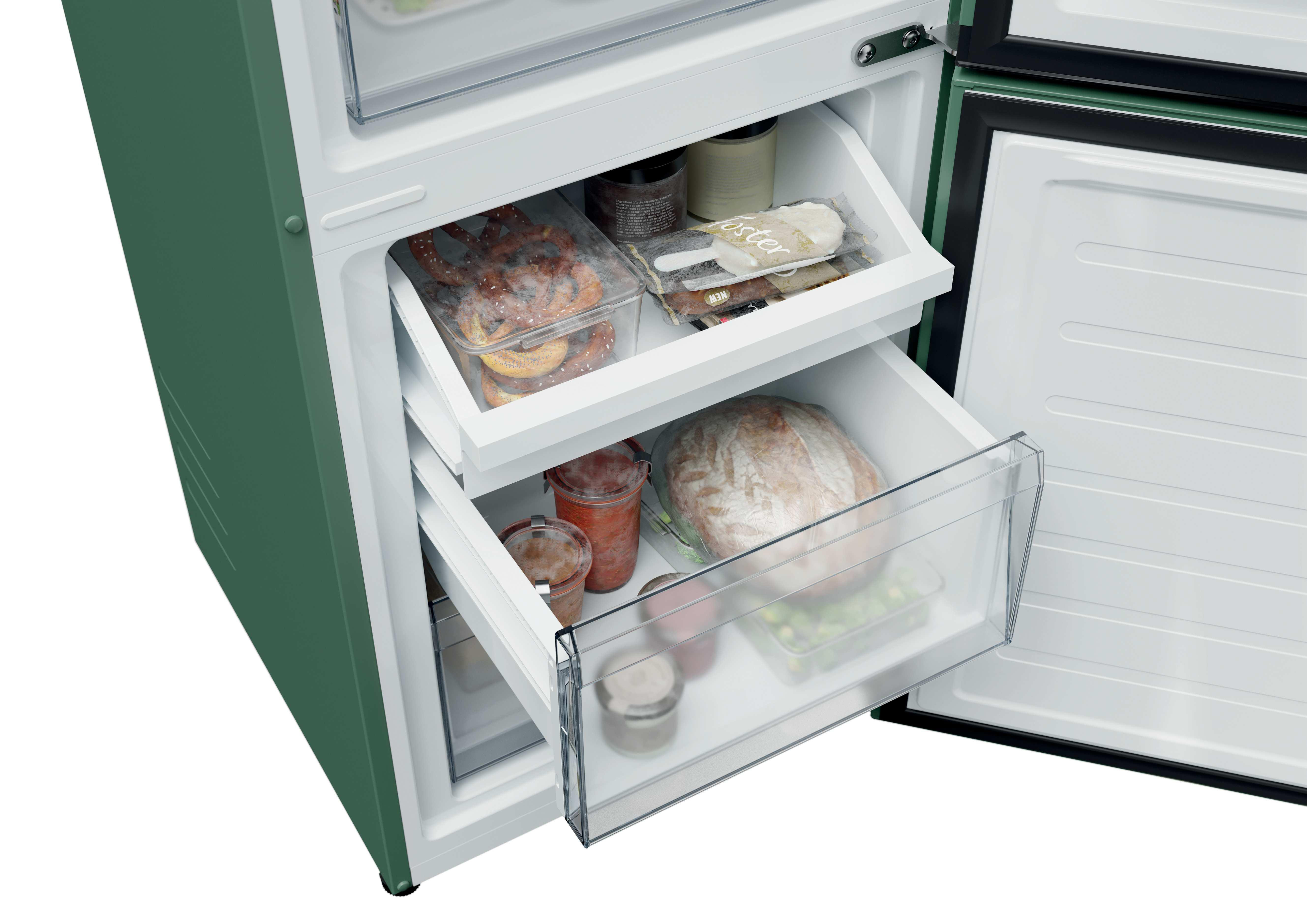Grüner Kühlschrank mit offenen Schubladen, gefüllt mit Lebensmitteln wie Brezeln und Brot.