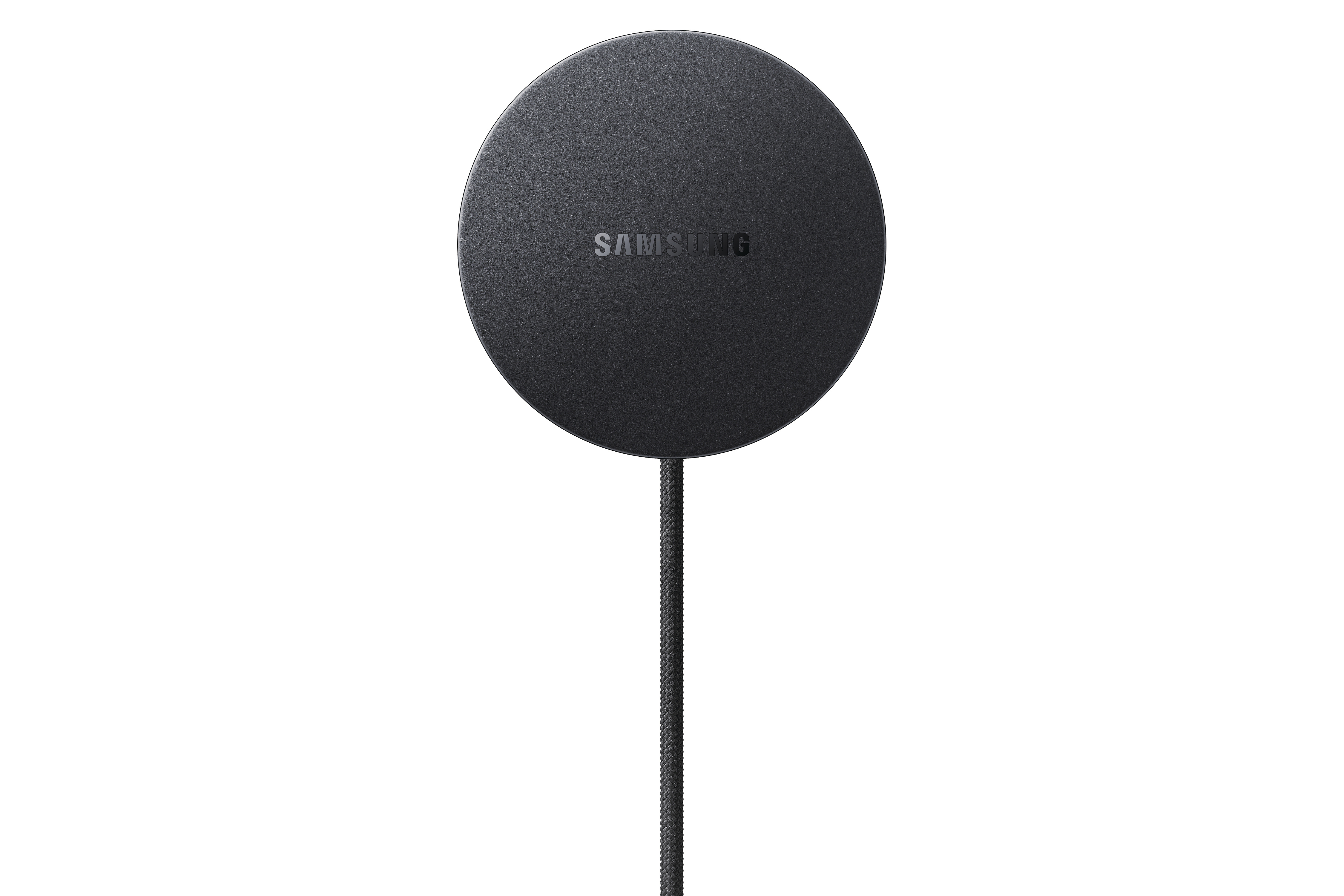Schwarzer runder Samsung Wireless Charger mit einem geflochtenen Kabel.