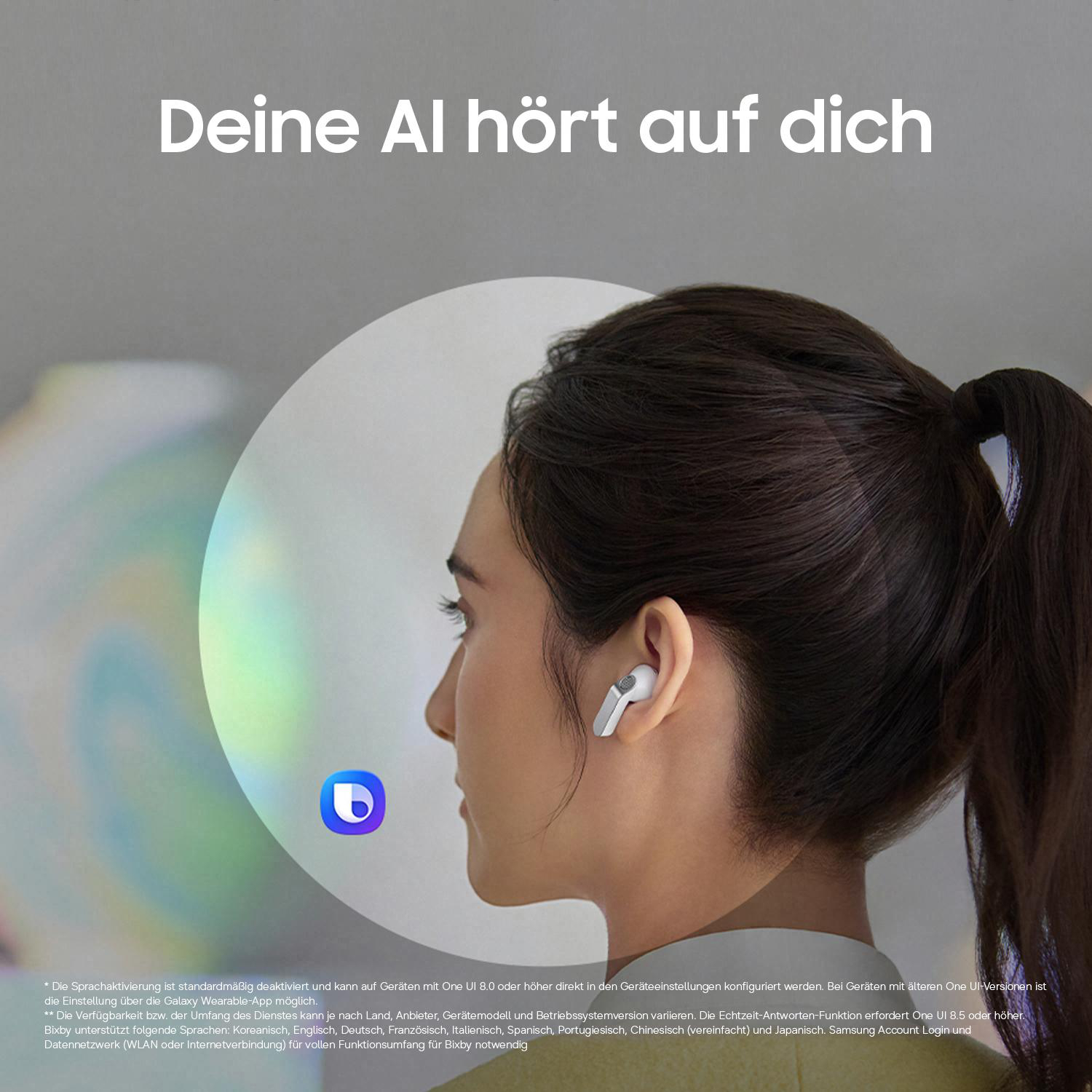 Eine Frau mit Kopfhörern hört auf ihre KI. Der Bixby-Logo ist sichtbar.