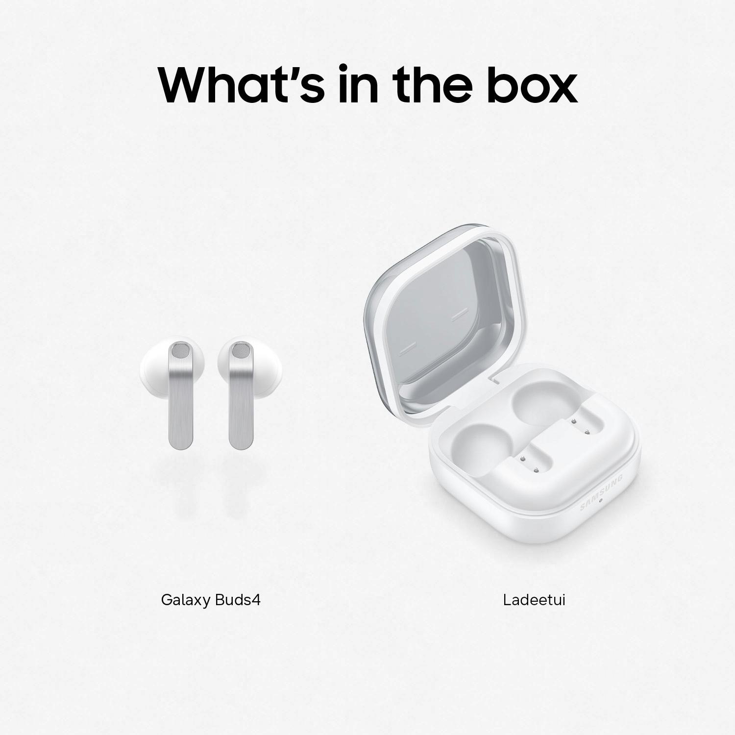 Weiße Galaxy Buds4 und eine offene weiße Ladebox mit Samsung-Logo.