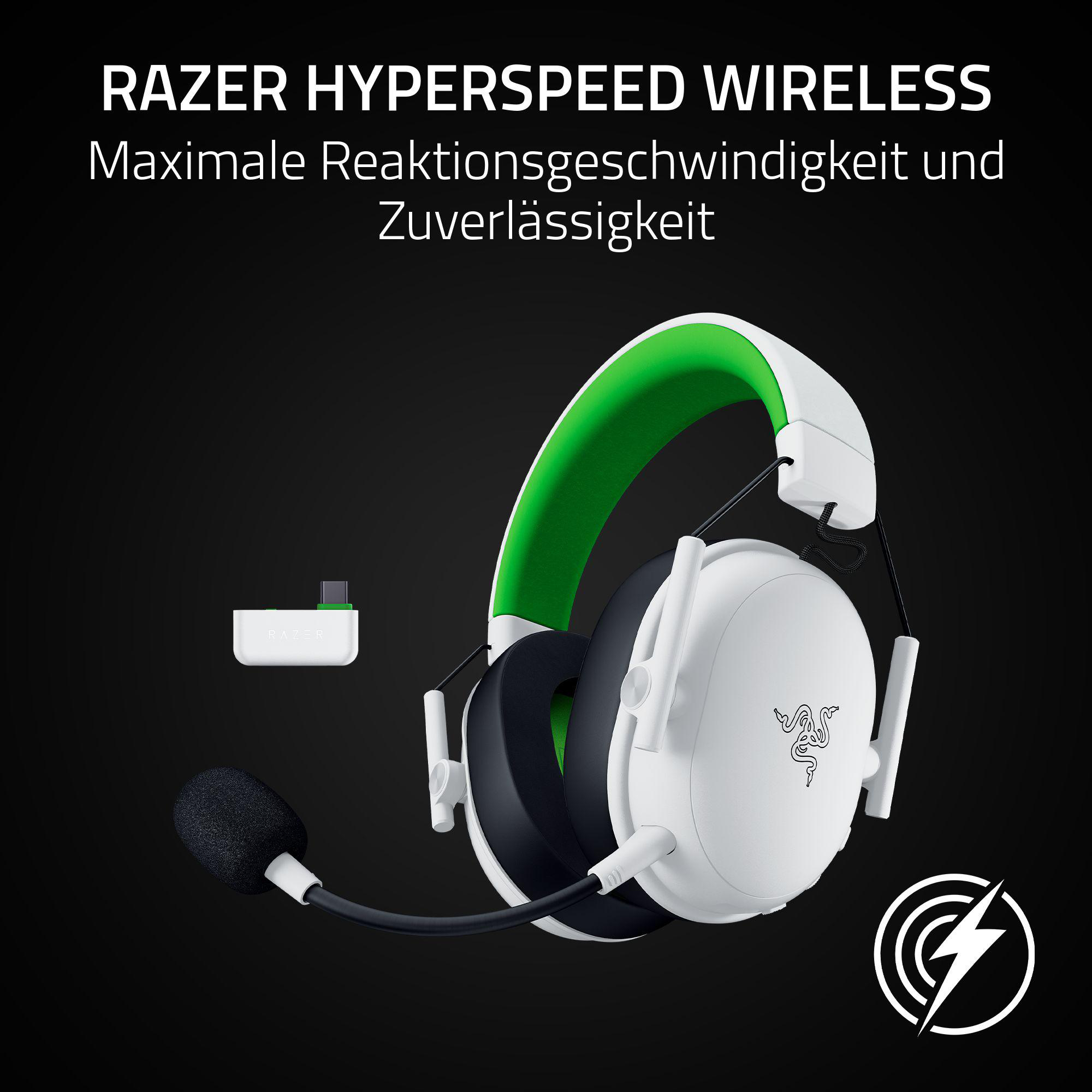 Weißes Razer Headset mit grünem Bügel, Mikrofon und USB-Dongle.