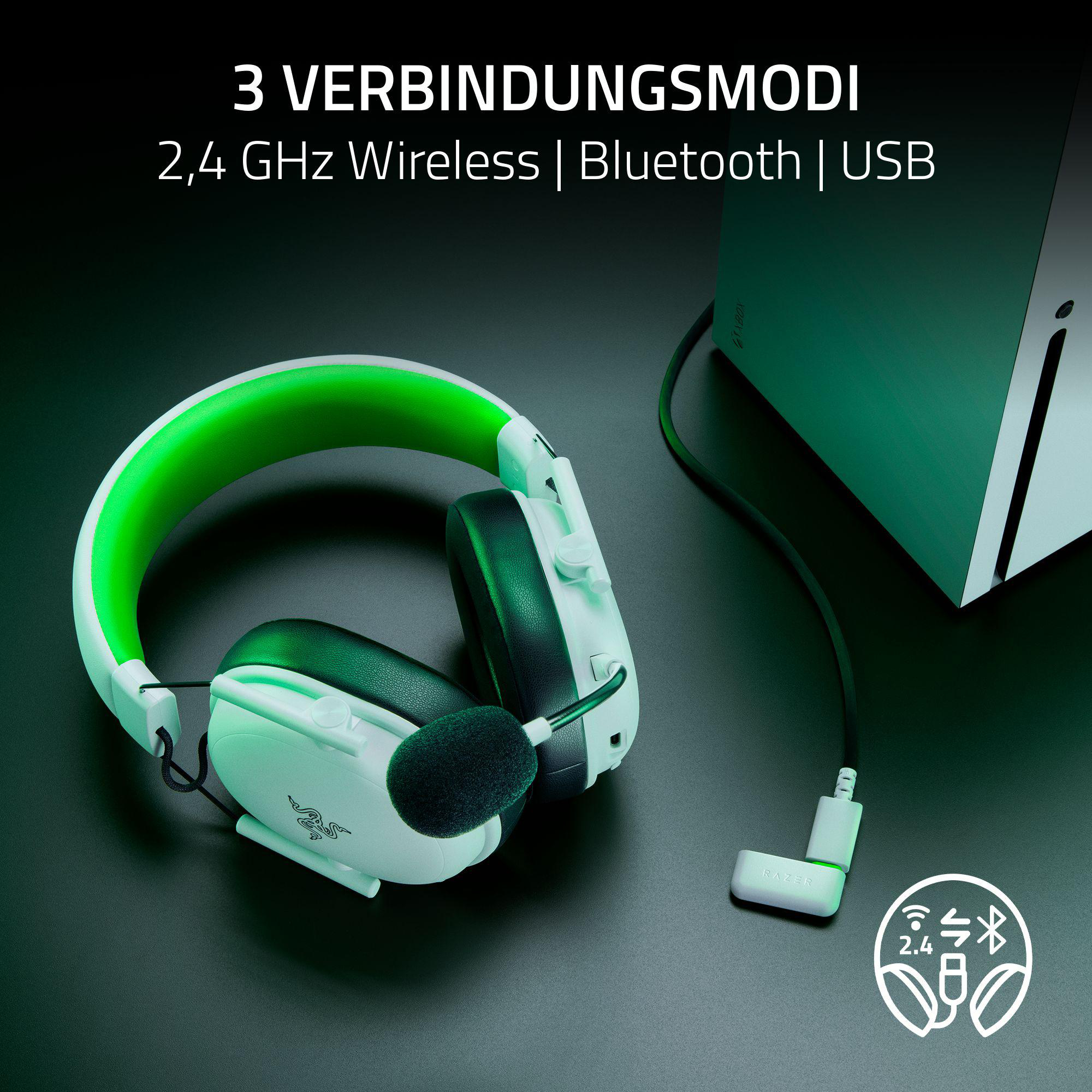 Ein weißes und grünes Headset liegt neben einem modernen Gerät.