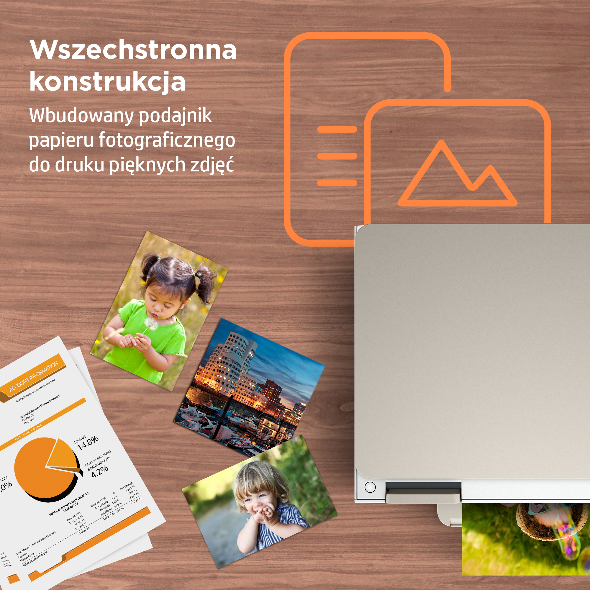 Drukarka ze zdjęciami i dokumentami na drewnianym stole.