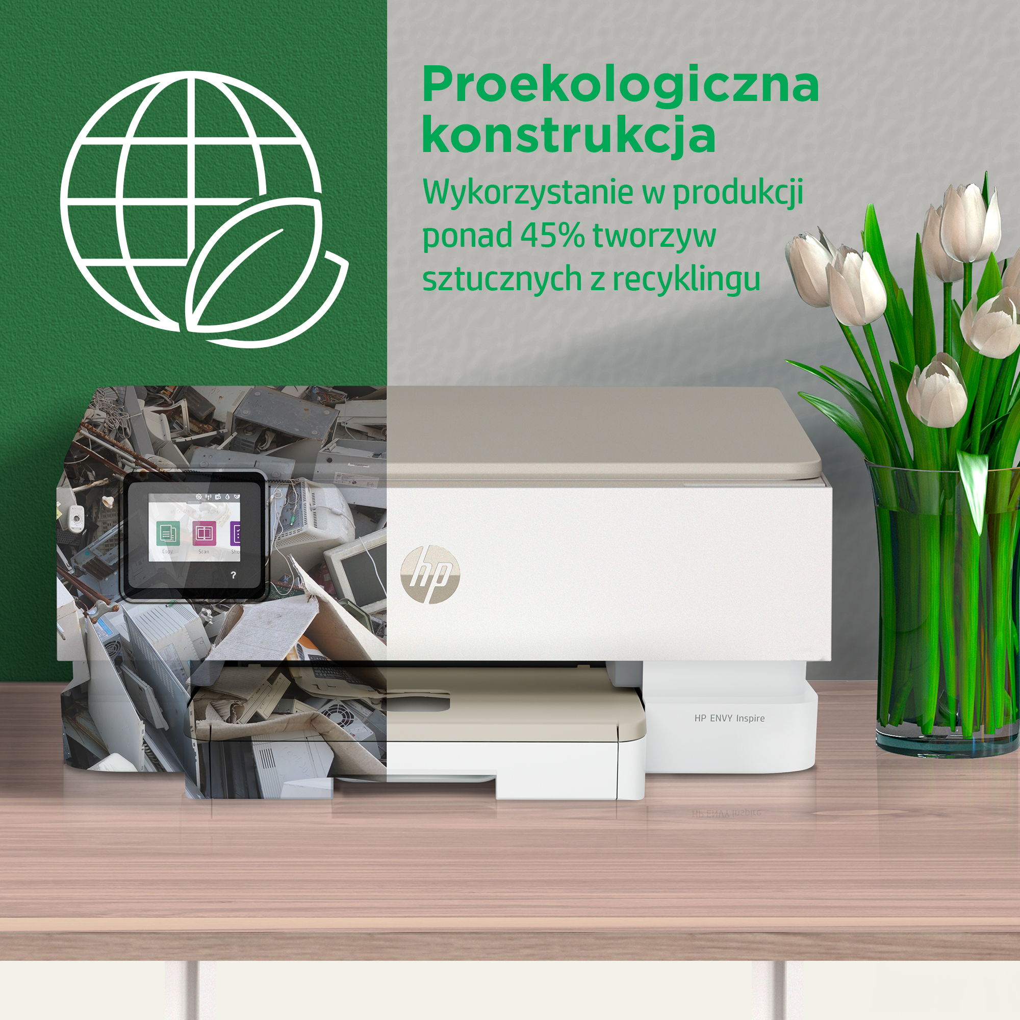 Drukarka HP obok elektrośmieci, z kwiatami i logo ekologicznym.